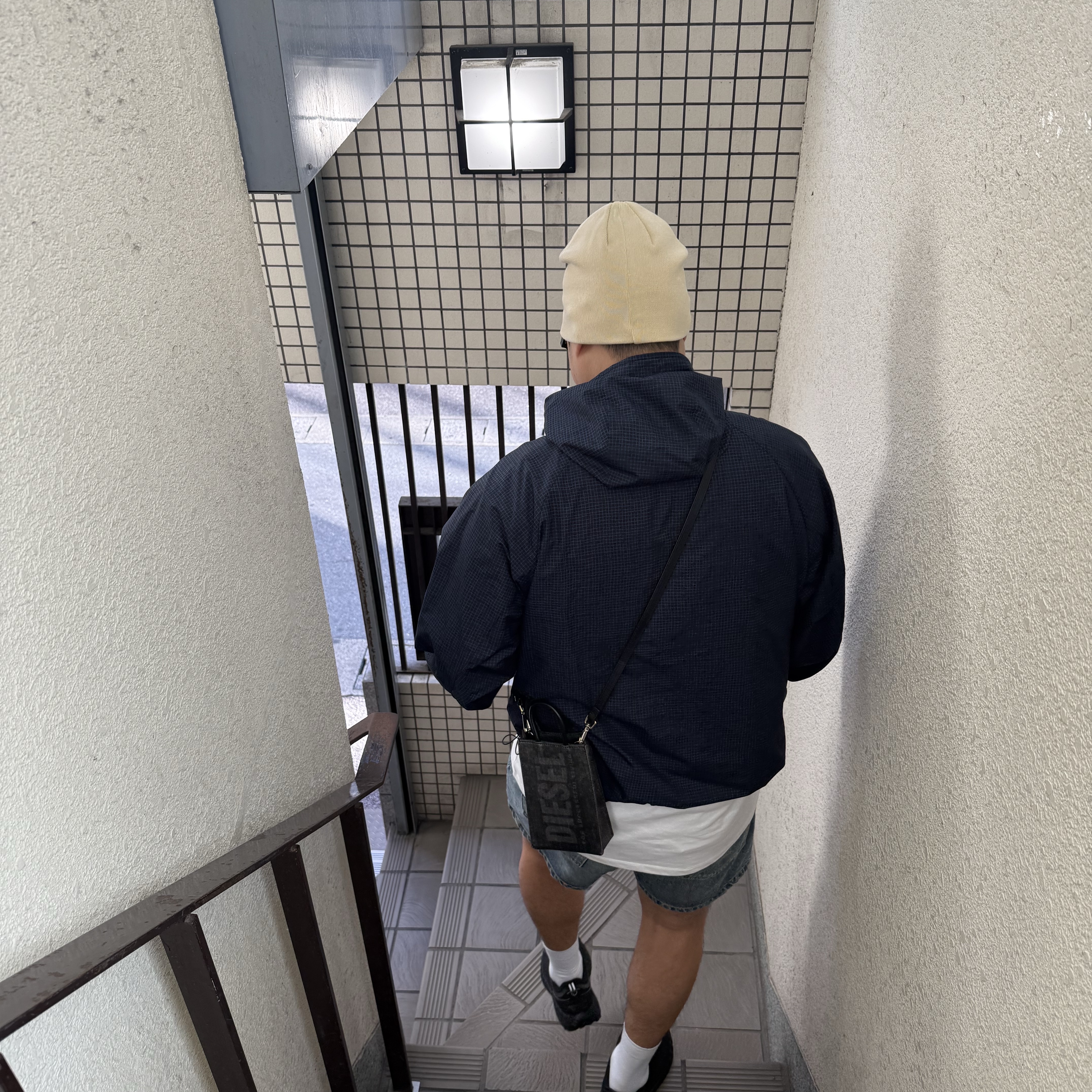 Ostrya Merino Swirl Beanie Citron - 24FW, Diesel DSL Mini Shopper Bag in Coated Marbled Denim Black 착용 스타일 - 3