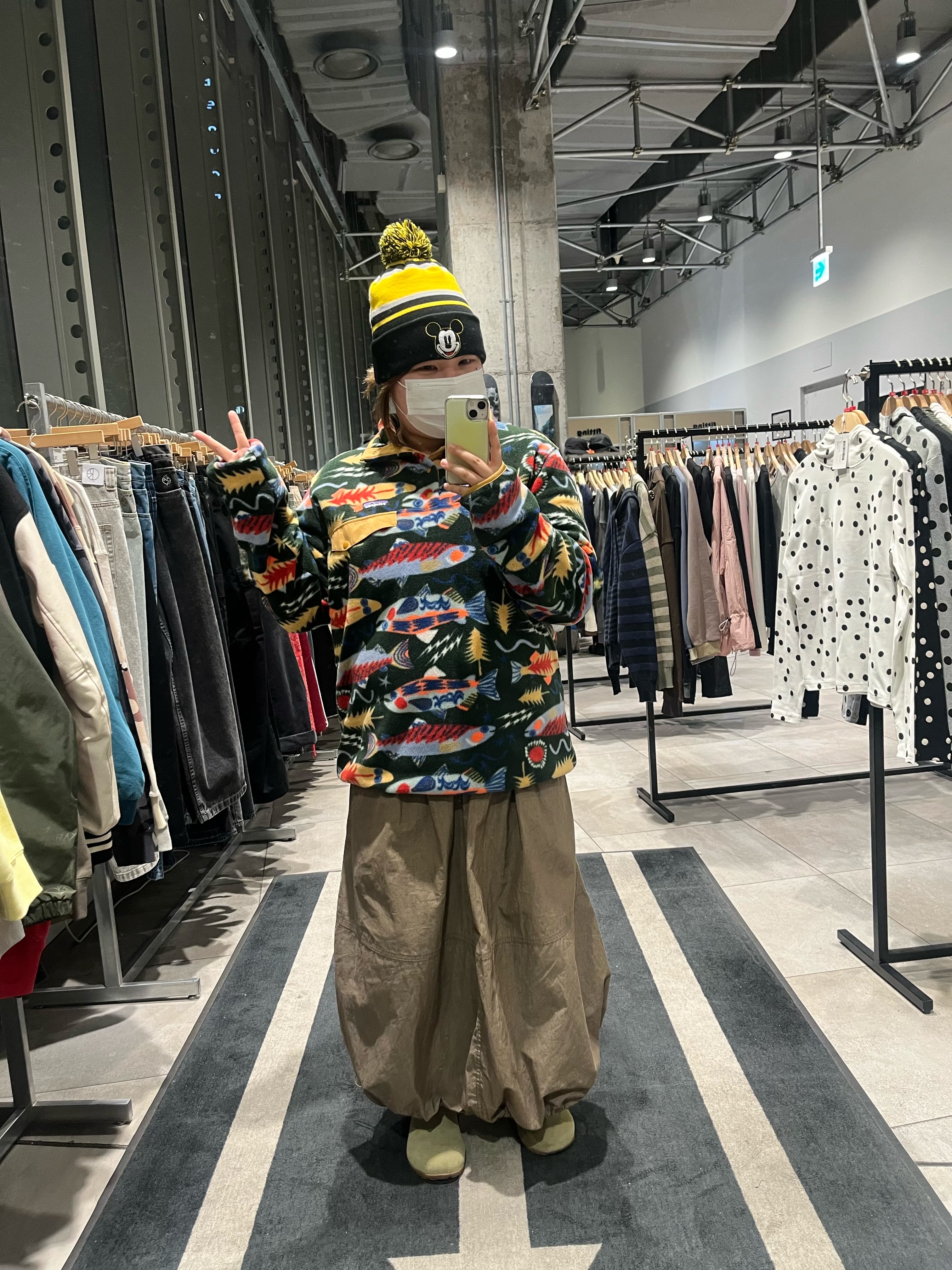 Thisisneverthat x Disney Mickey Two Tone Cap Navy Yellow, Patagonia Lightweight Synchilla Snap-T Fleece Pullover Salmon Energy Old Growth Green 착용 스타일