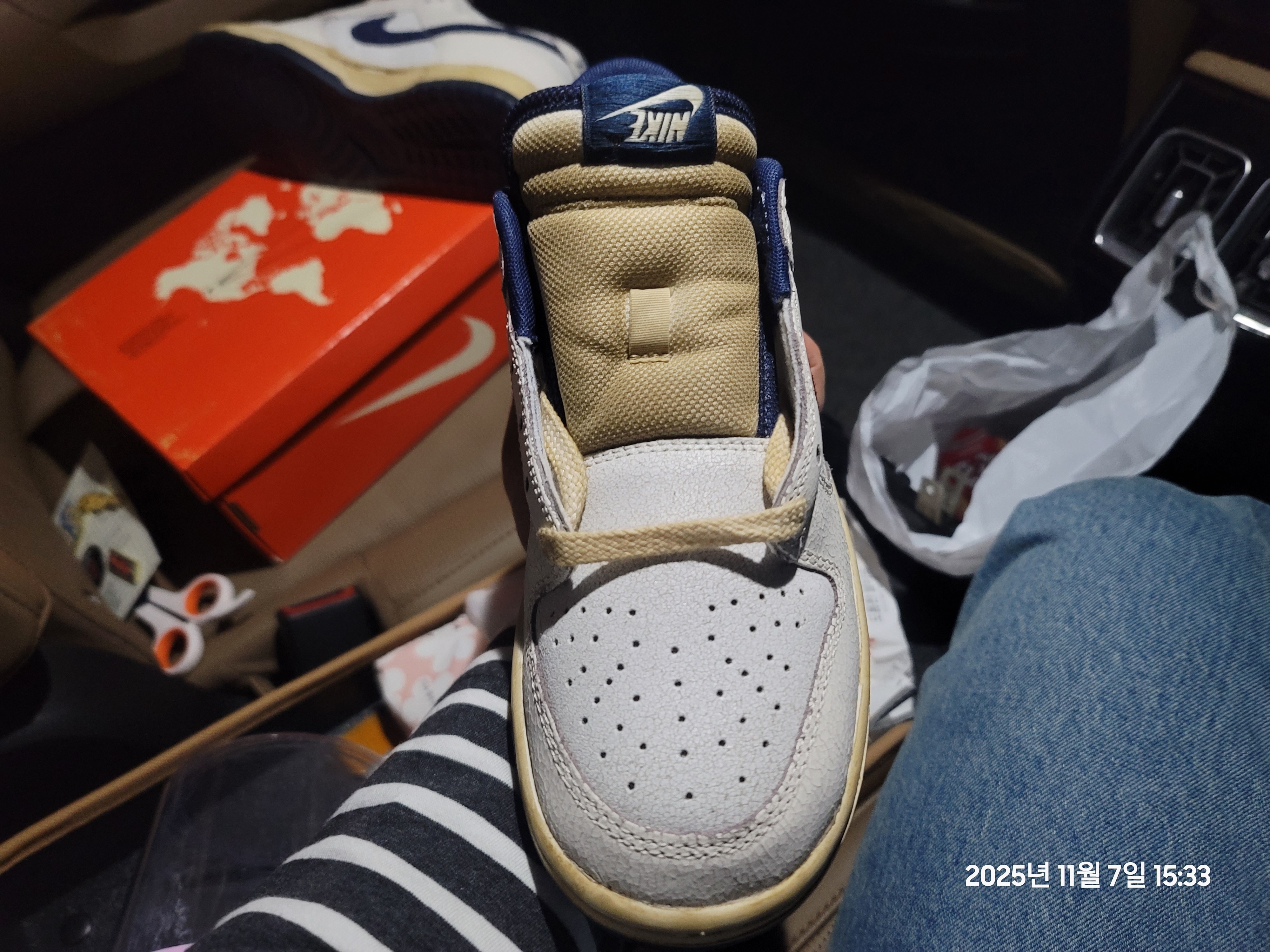 Nike x Stranger Things Dunk Low Phantom and Midnight Navy 착용 스타일 - 7