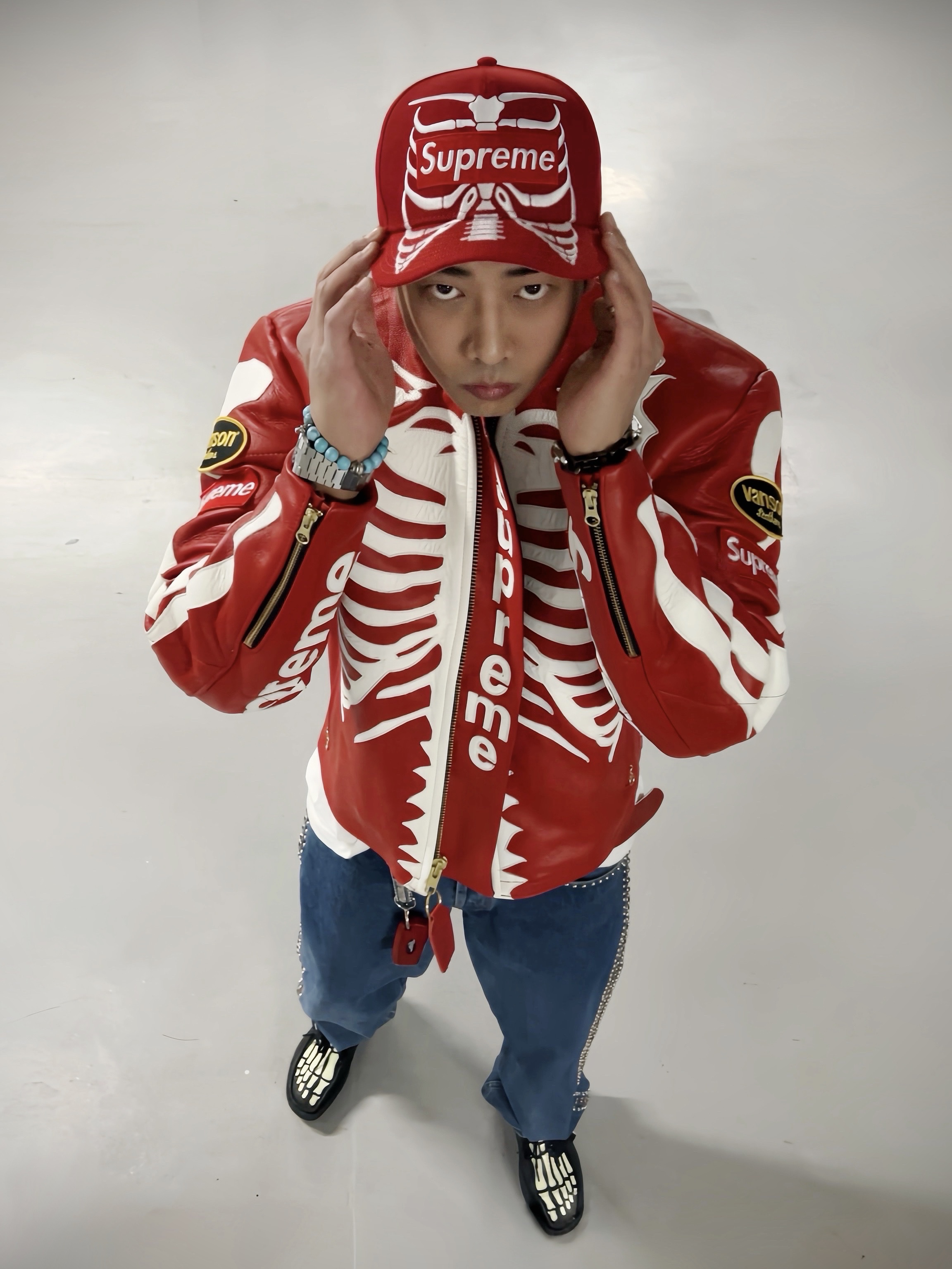 Supreme Bones Box Logo New Era Red - 25SS, Supreme Cross Box Logo T-Shirt White - 20FW 착용 스타일