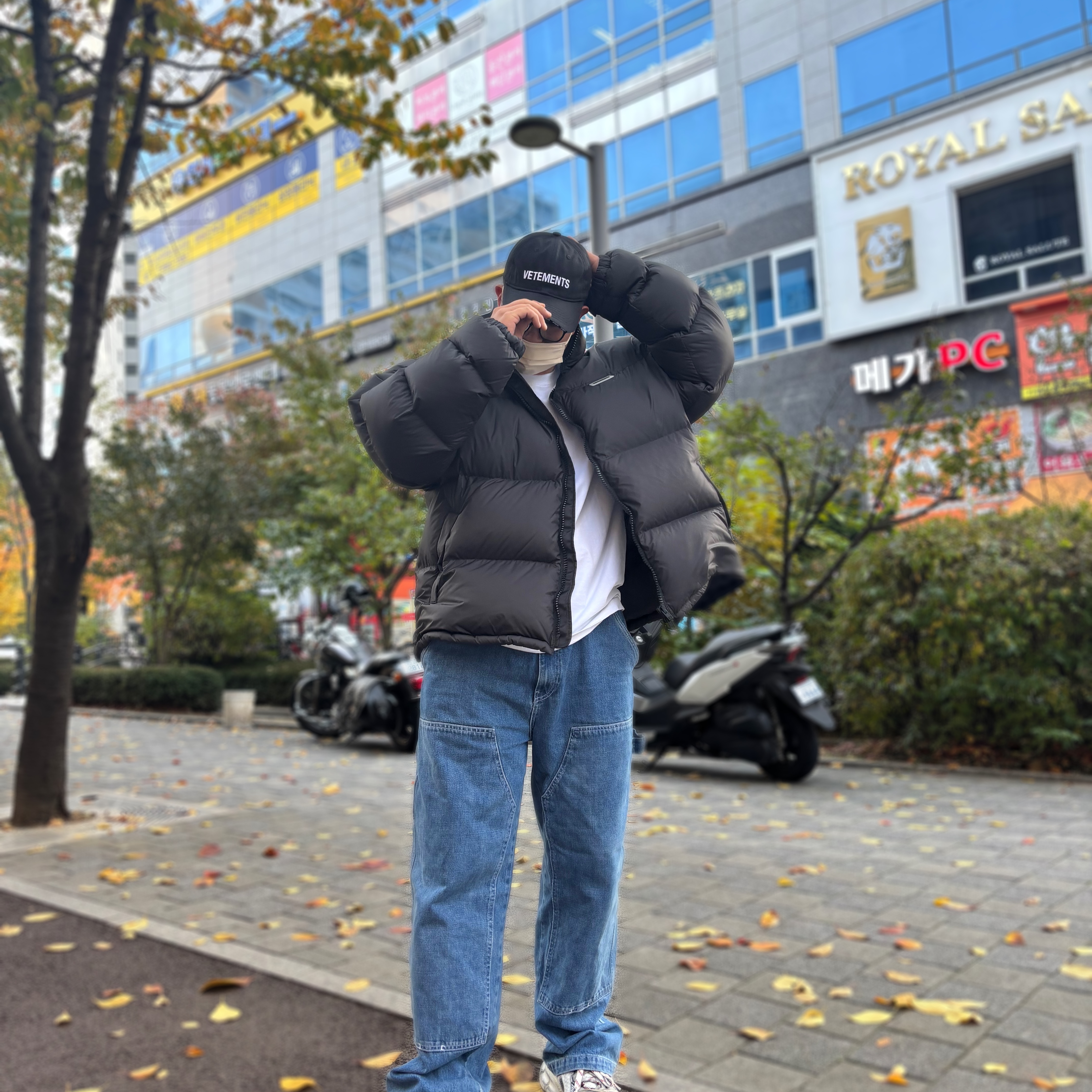 Vetements Iconic Logo Cap Black, Vetements Logo Patch Padded Jacket Black 착용 스타일 - 1