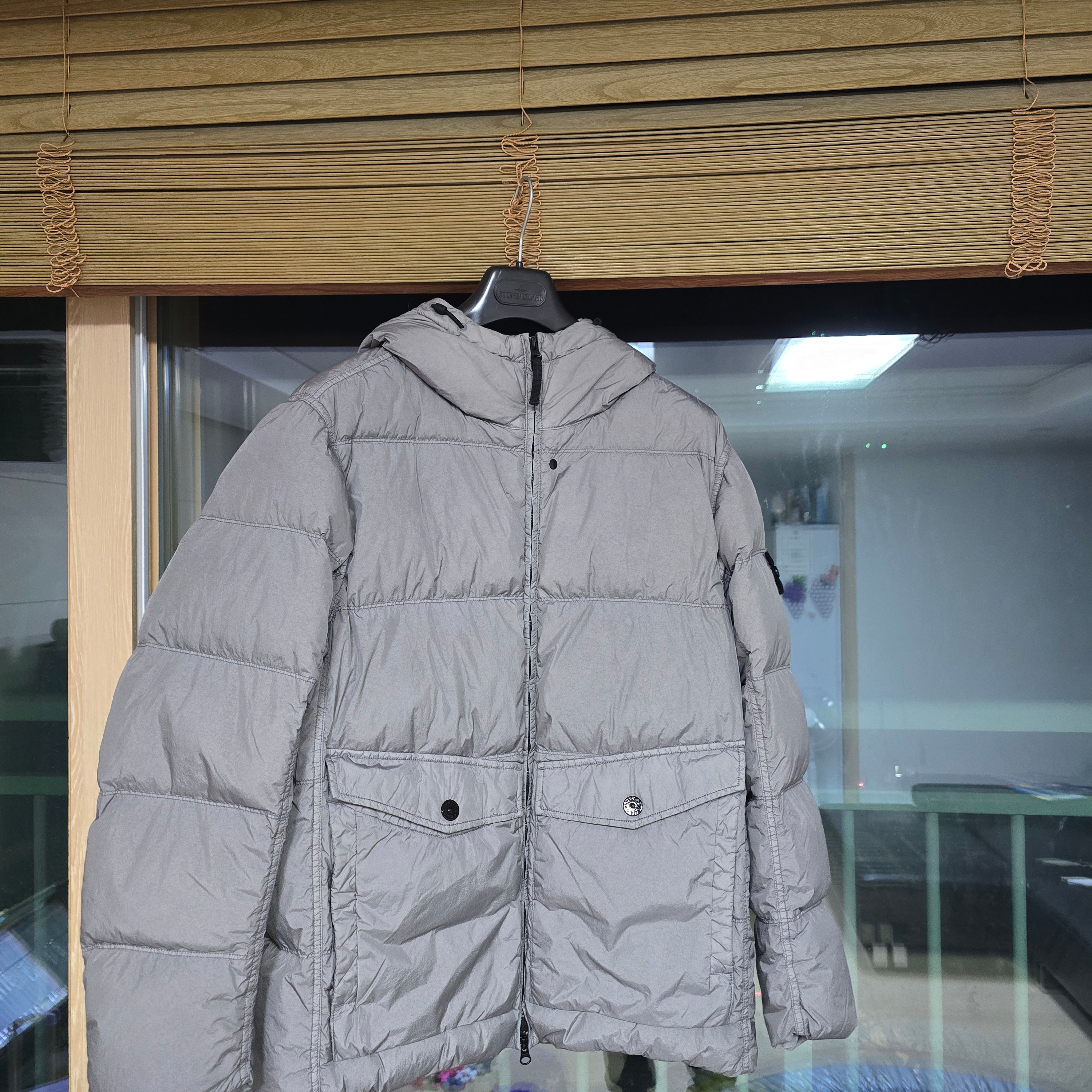 Stone Island 4100011 Crinkle Reps NY Recycled Nylon Hooded Down Jacket with Wind Resistance Cement - 25FW 착용 스타일