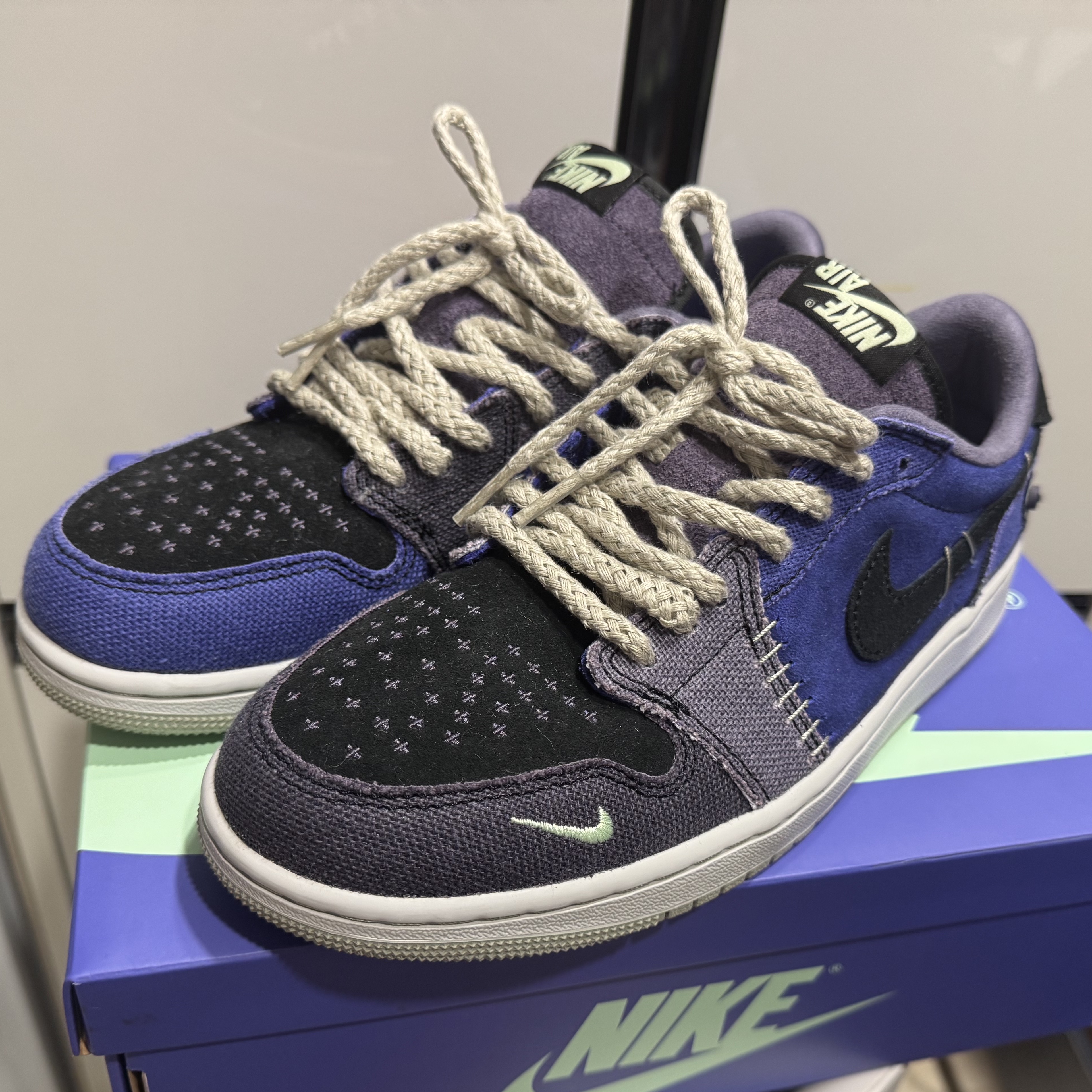 Jordan 1 x Zion Williamson Retro Low OG Regency Purple and Dark Raisin 착용 스타일 - 1