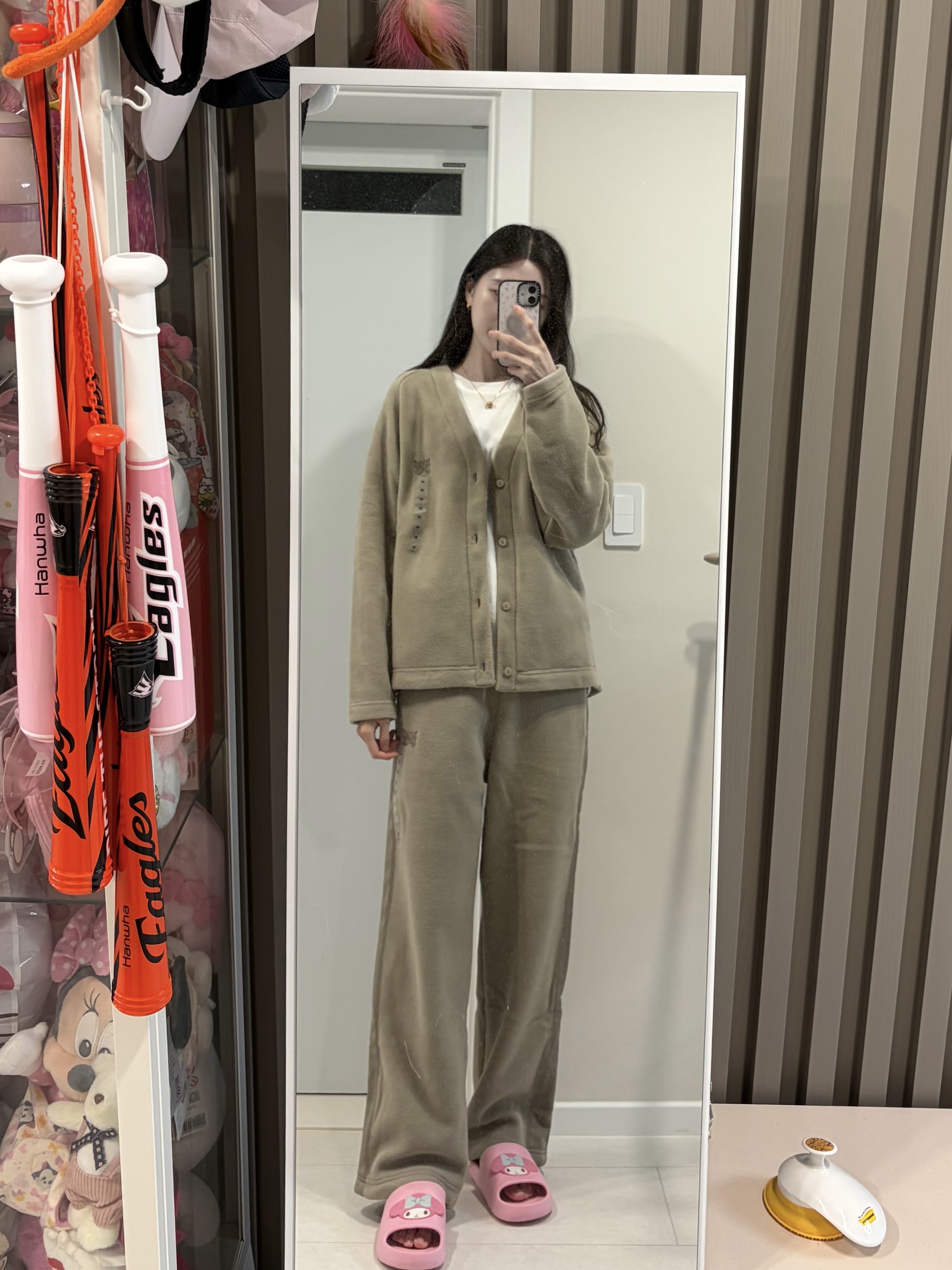 Uniqlo x Needles Fleece Oversized Cardigan Beige - KR, Uniqlo x Needles Fleece Wide Pants Longer Length Beige - KR 착용 스타일 - 1