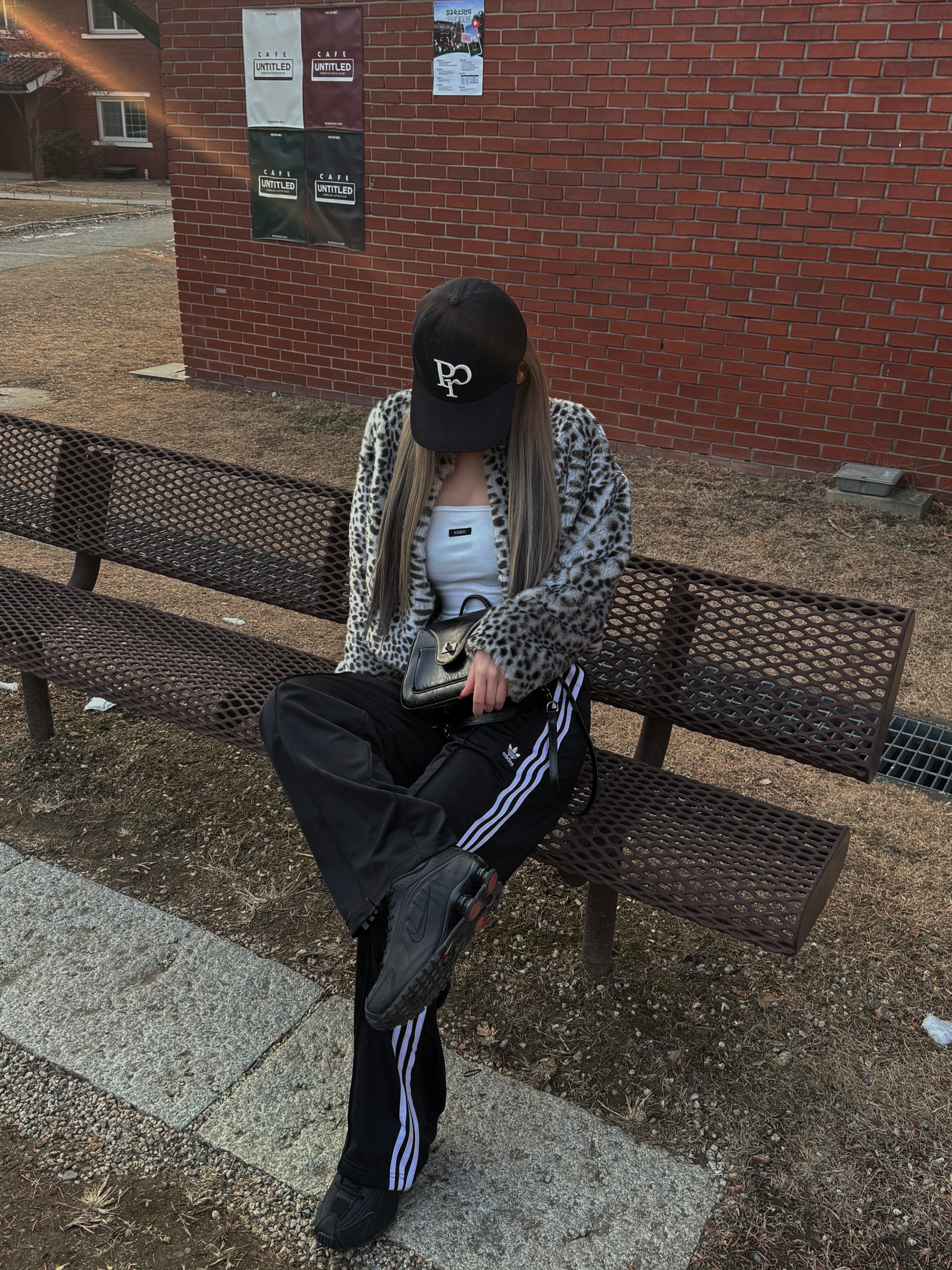 (W) Adidas Adicolor Classic Firebird Loose Track Pants Black - KR Sizing 착용 스타일 - 3