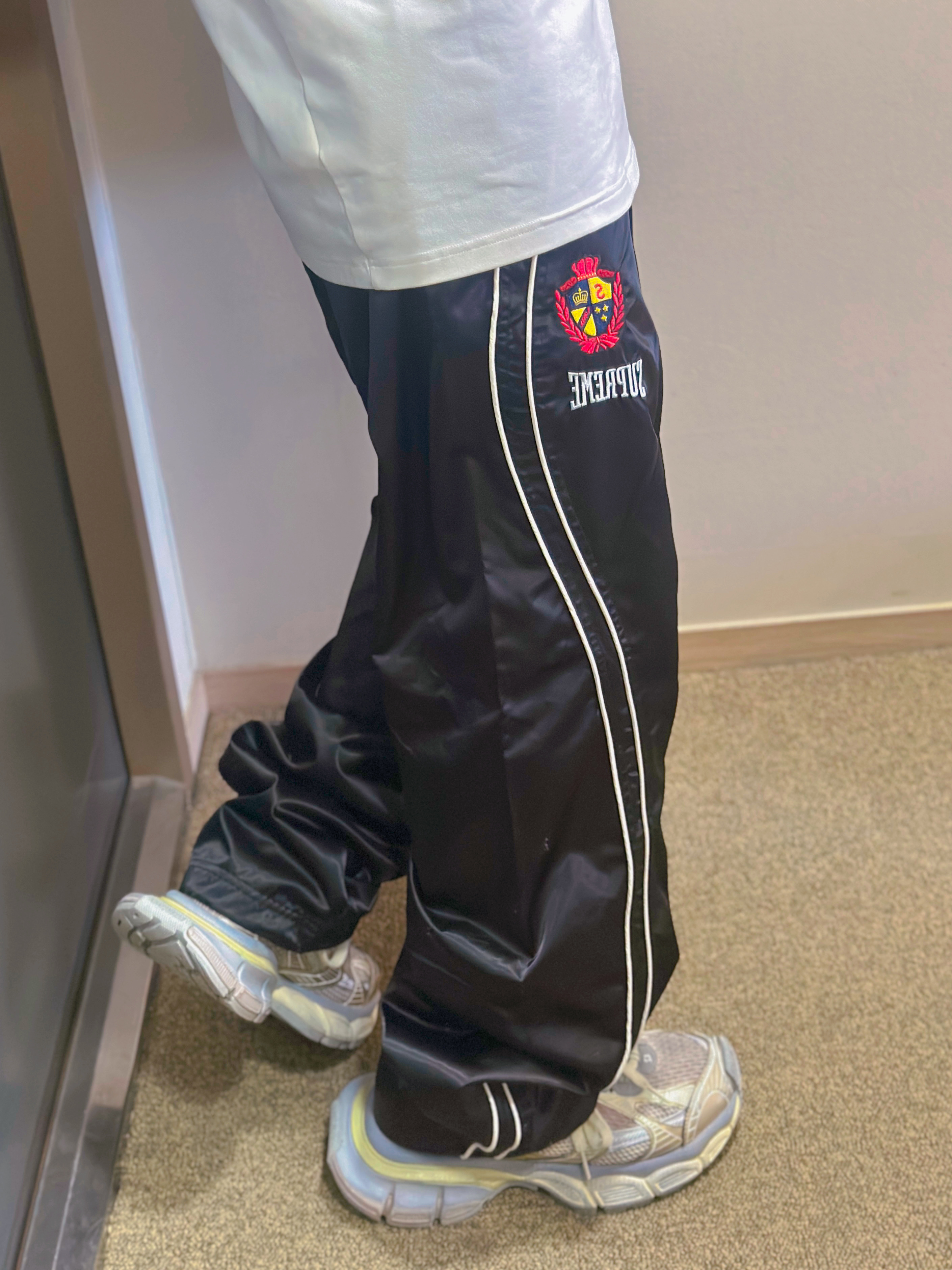 Supreme Satin Track Pant Black - 25SS, Balenciaga 3XL Sneakers Light Beige 착용 스타일 - 1
