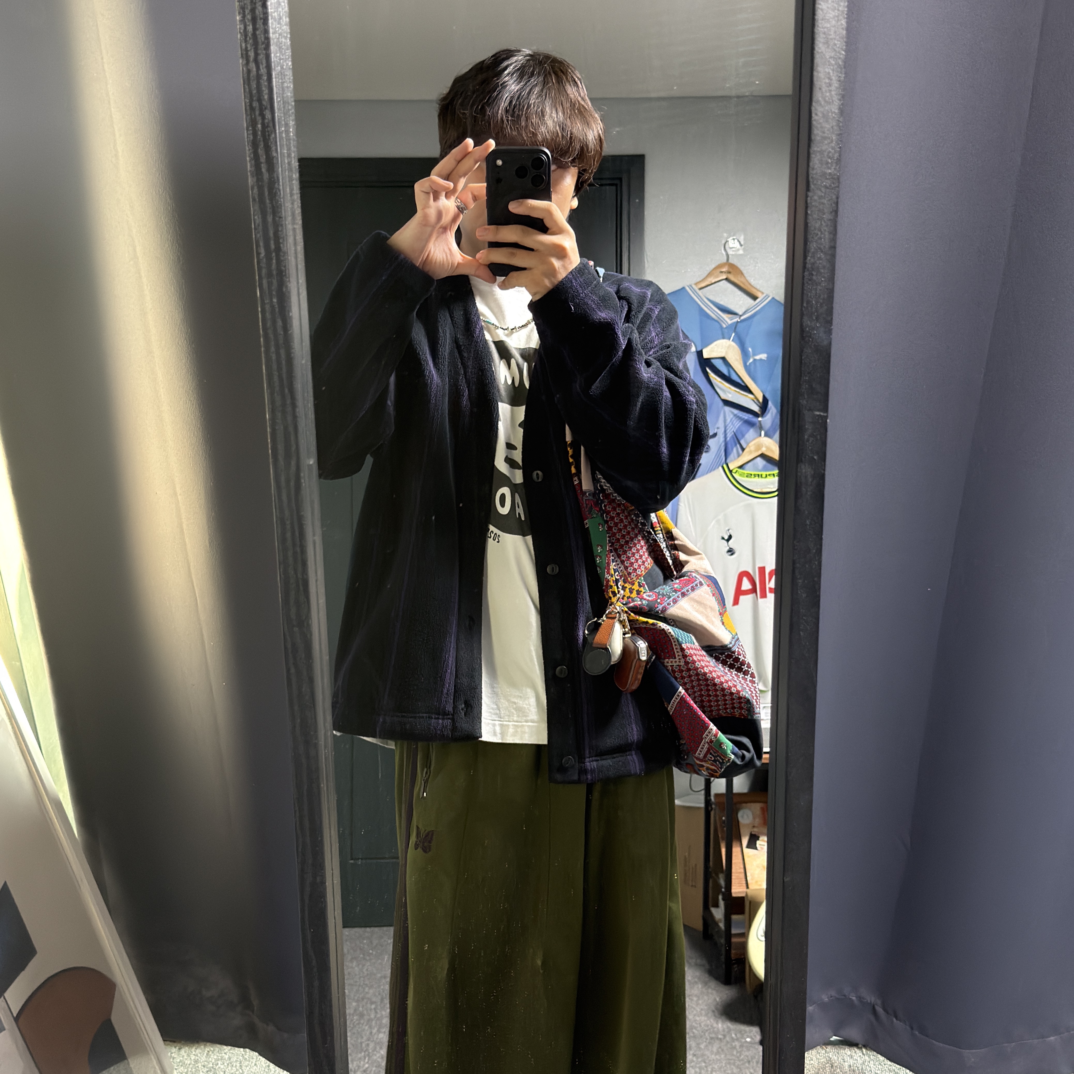 Uniqlo x Needles Fleece Oversized Cardigan Black - KR, Needles H.D. Track Pants Poly Smooth Olive 착용 스타일 - 2