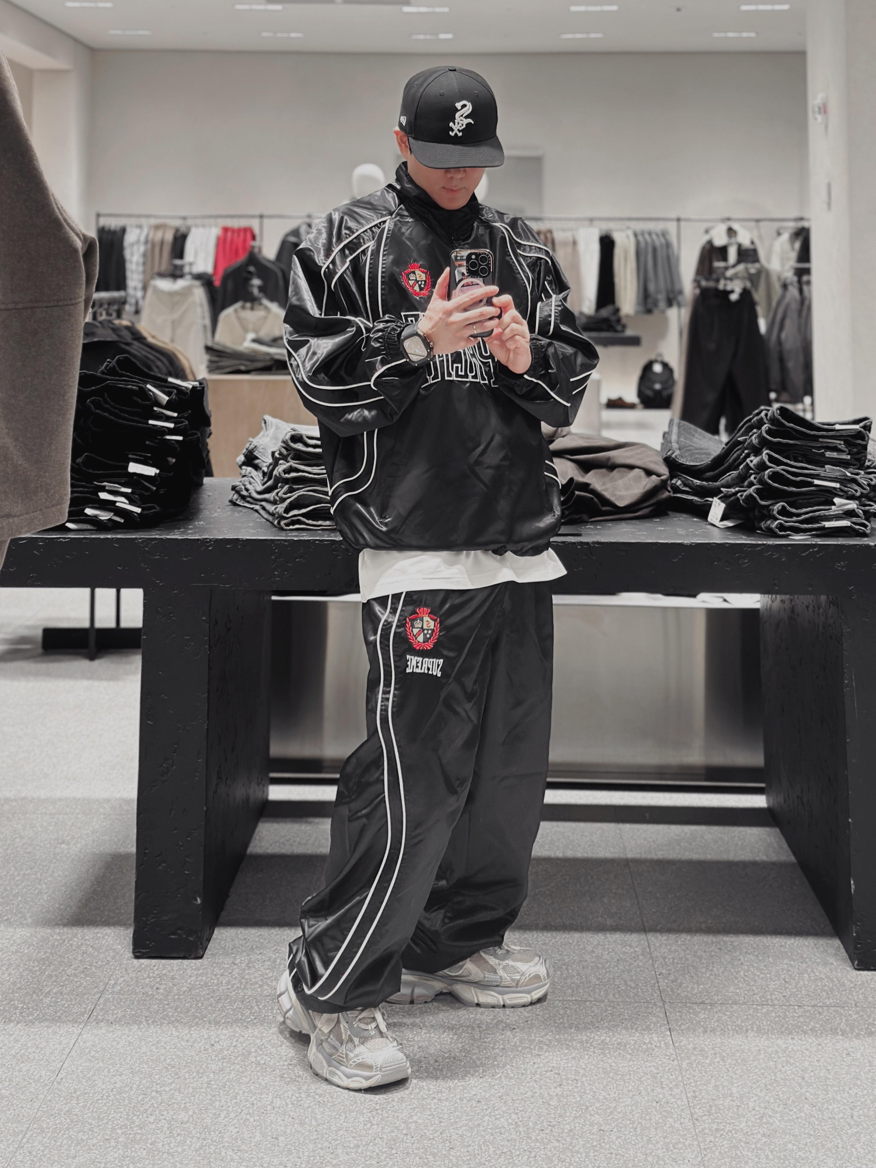 Supreme Satin Piping Pullover Black - 25SS, Supreme Satin Track Pant Black - 25SS 착용 스타일