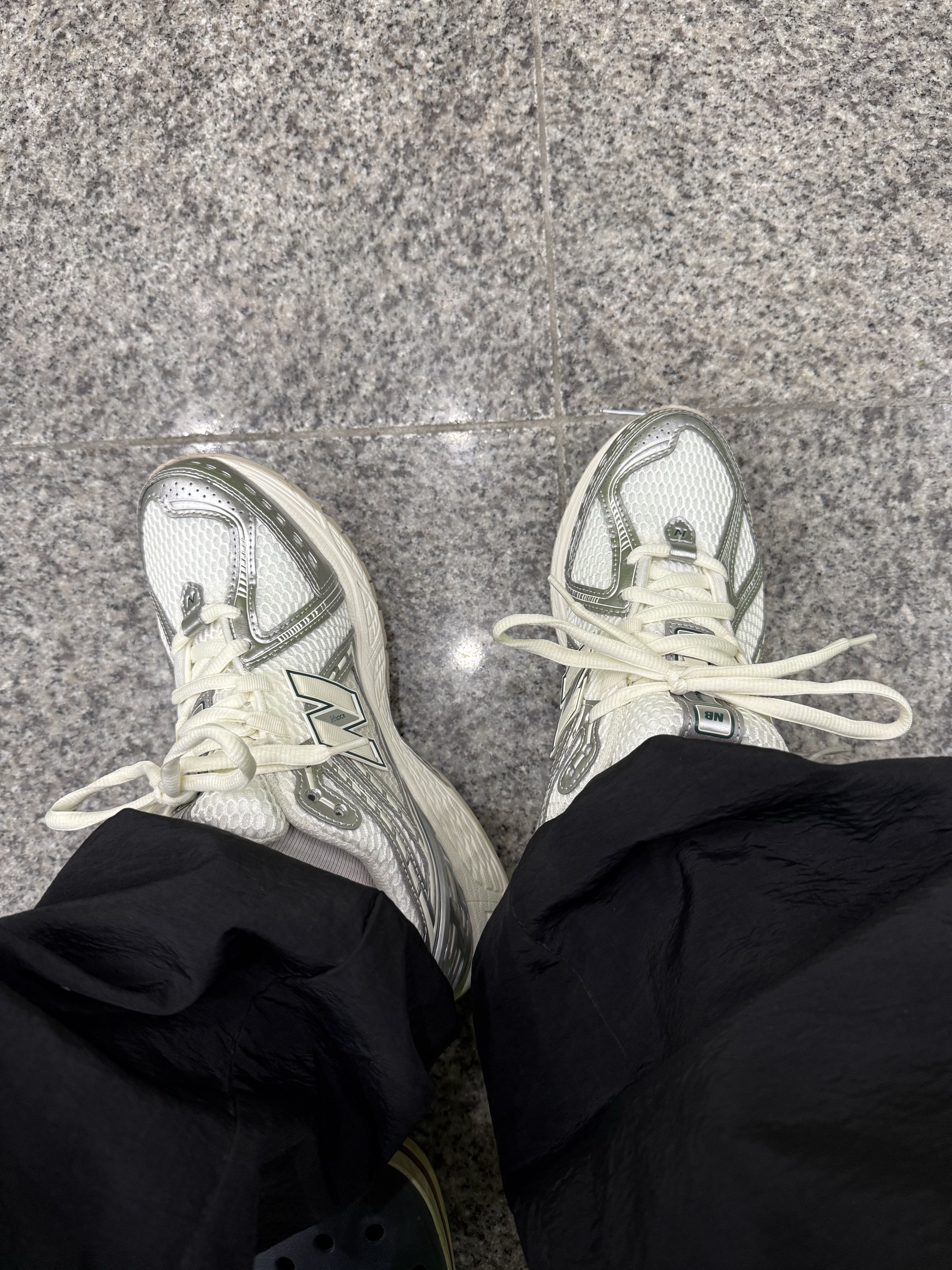New Balance 1906R Silver Metallic Sea Salt 착용 스타일