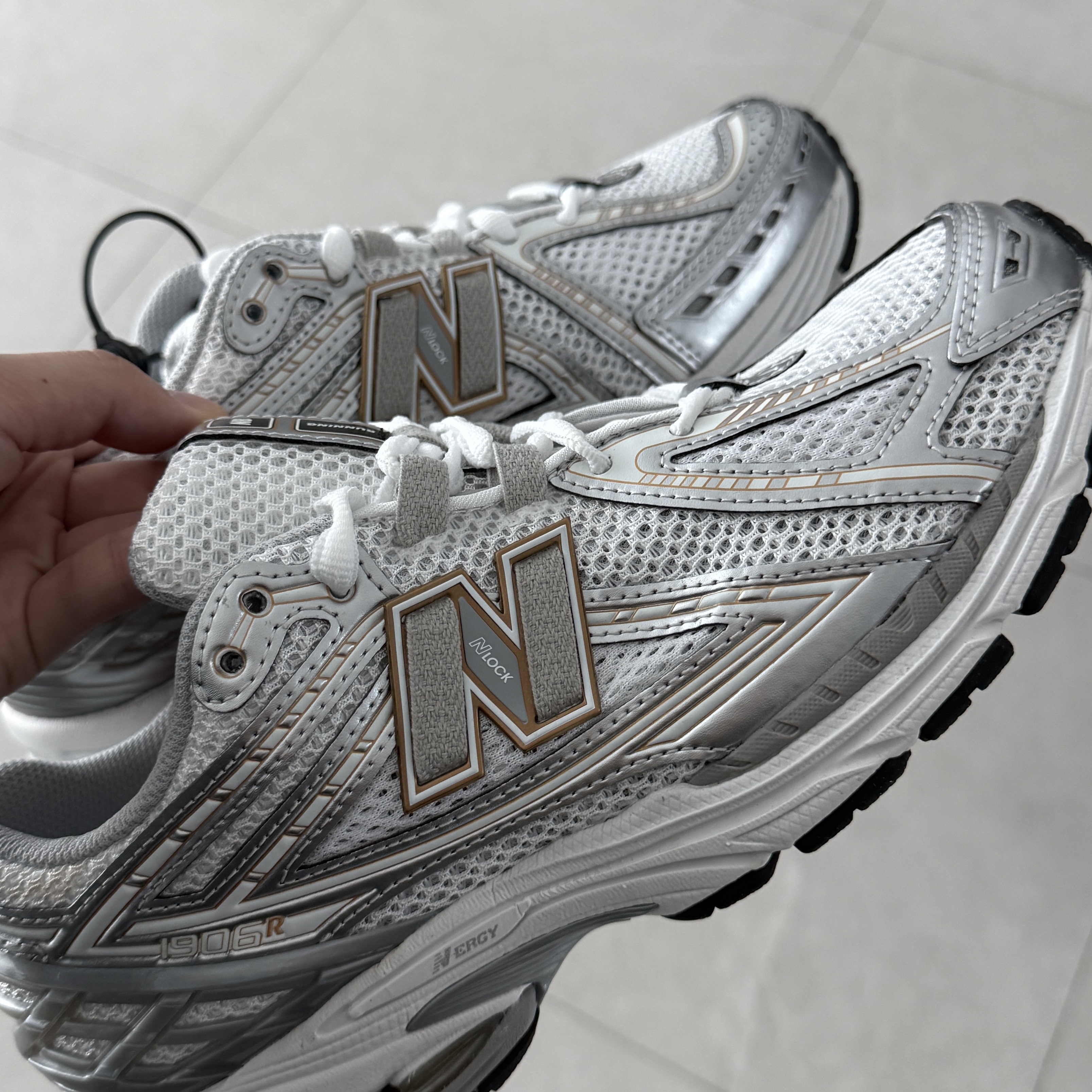 New Balance 1906R White Metallic Silver 착용 스타일