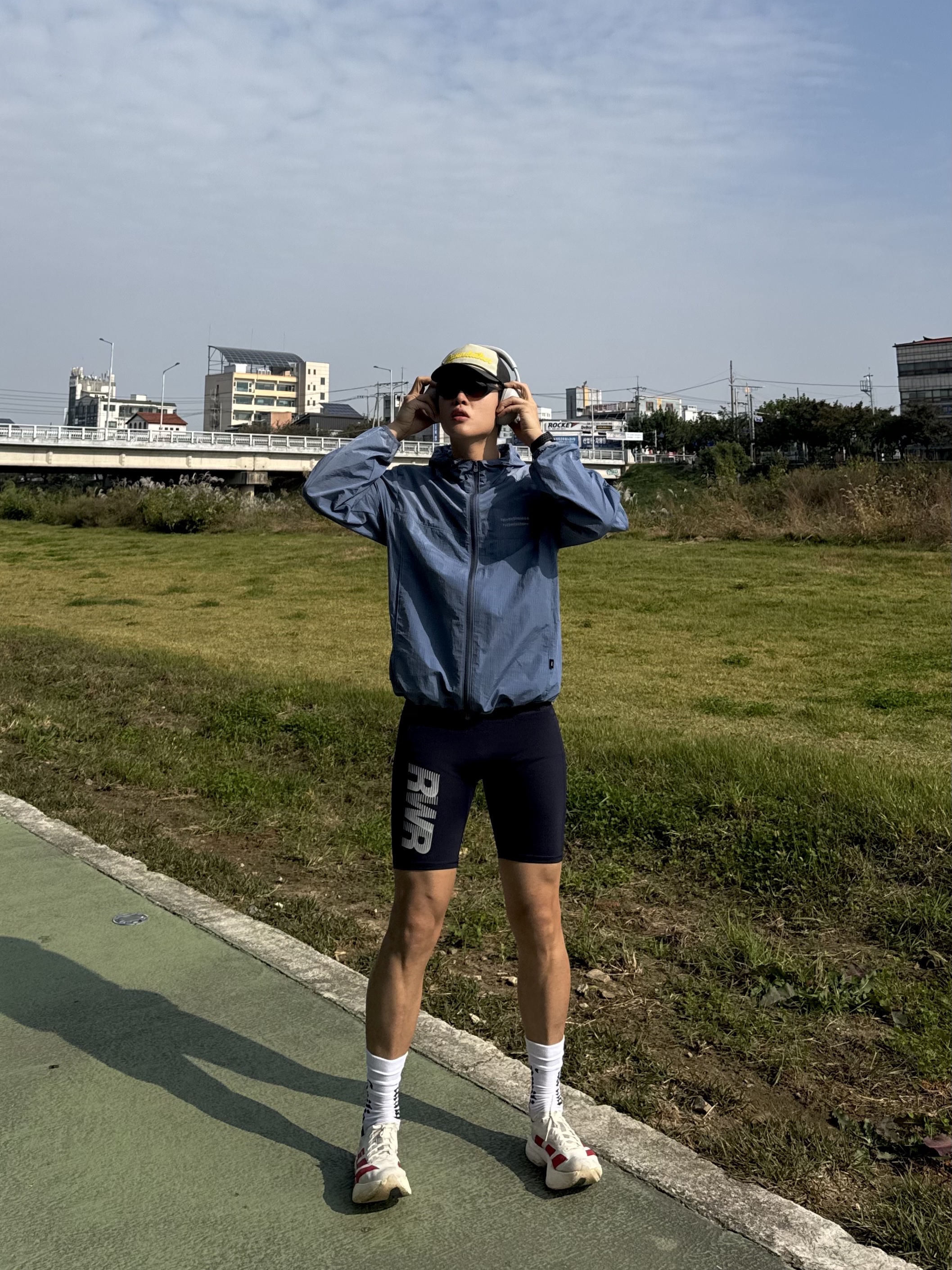 [KREAM 단독] runwhither Windbreaker Jacket V2 Blue, [KREAM 단독] runwhither Half Tights Navy 착용 스타일 - 2