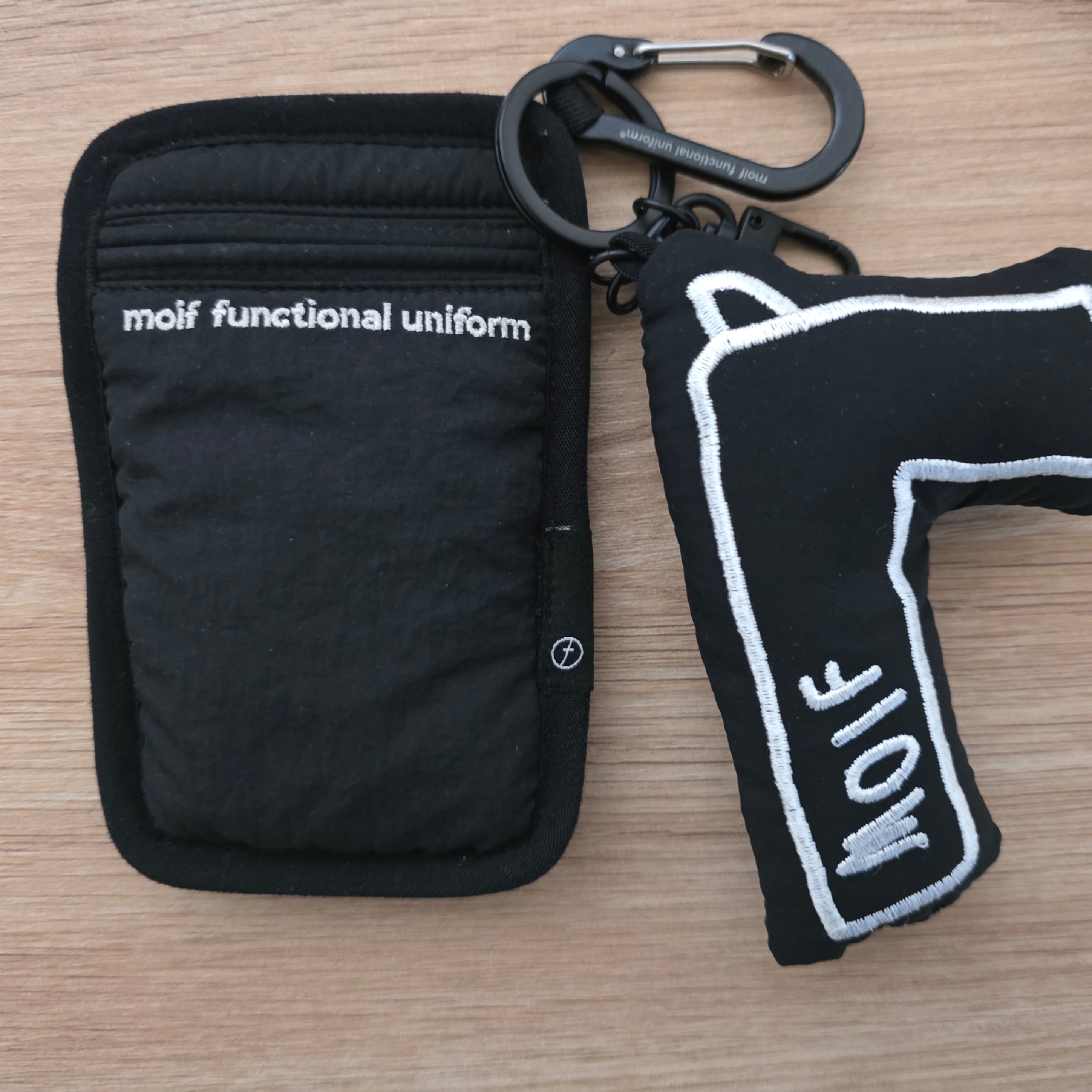 moif x inapsquare Toy Key-Ring Pistol 착용 스타일