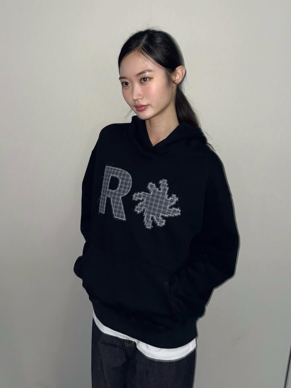 SLOW RECORD HOUSE Check Patch Hoodie Black 착용 스타일 - 2
