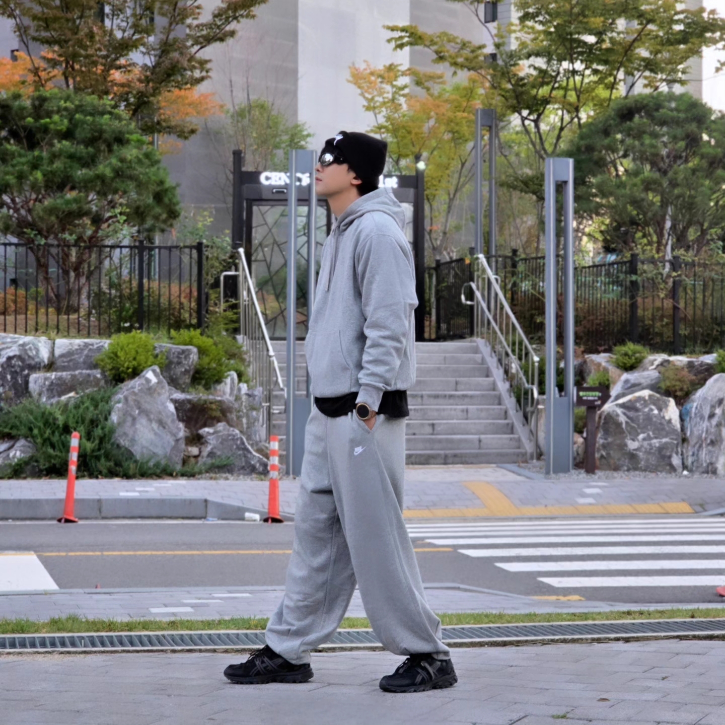 Stussy Big Stock Cuff Beanie Black, Nike NSW Club Fleece Pullover Hoodie Dark Grey Heather - Asia 착용 스타일 - 3