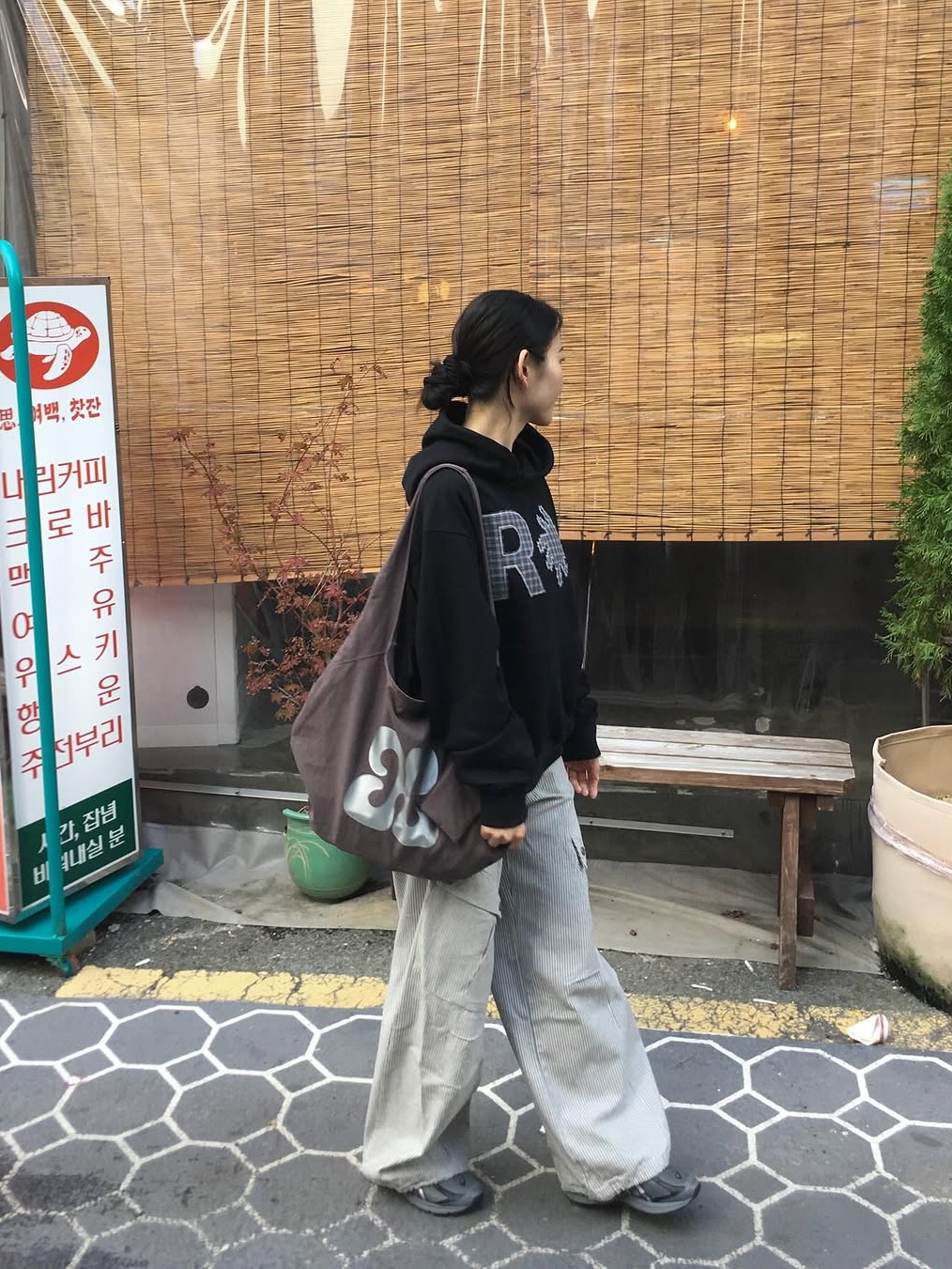 SLOW RECORD HOUSE Check Patch Hoodie Black 착용 스타일 - 8