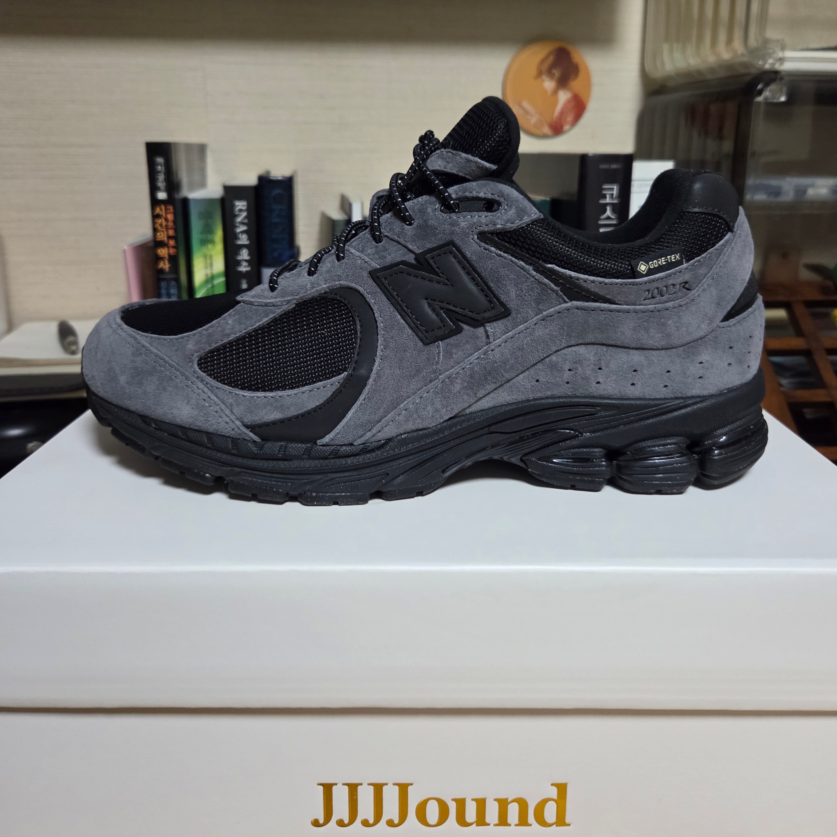 New Balance x JJJJound 2002R Gore-Tex Charcoal 착용 스타일 - 2