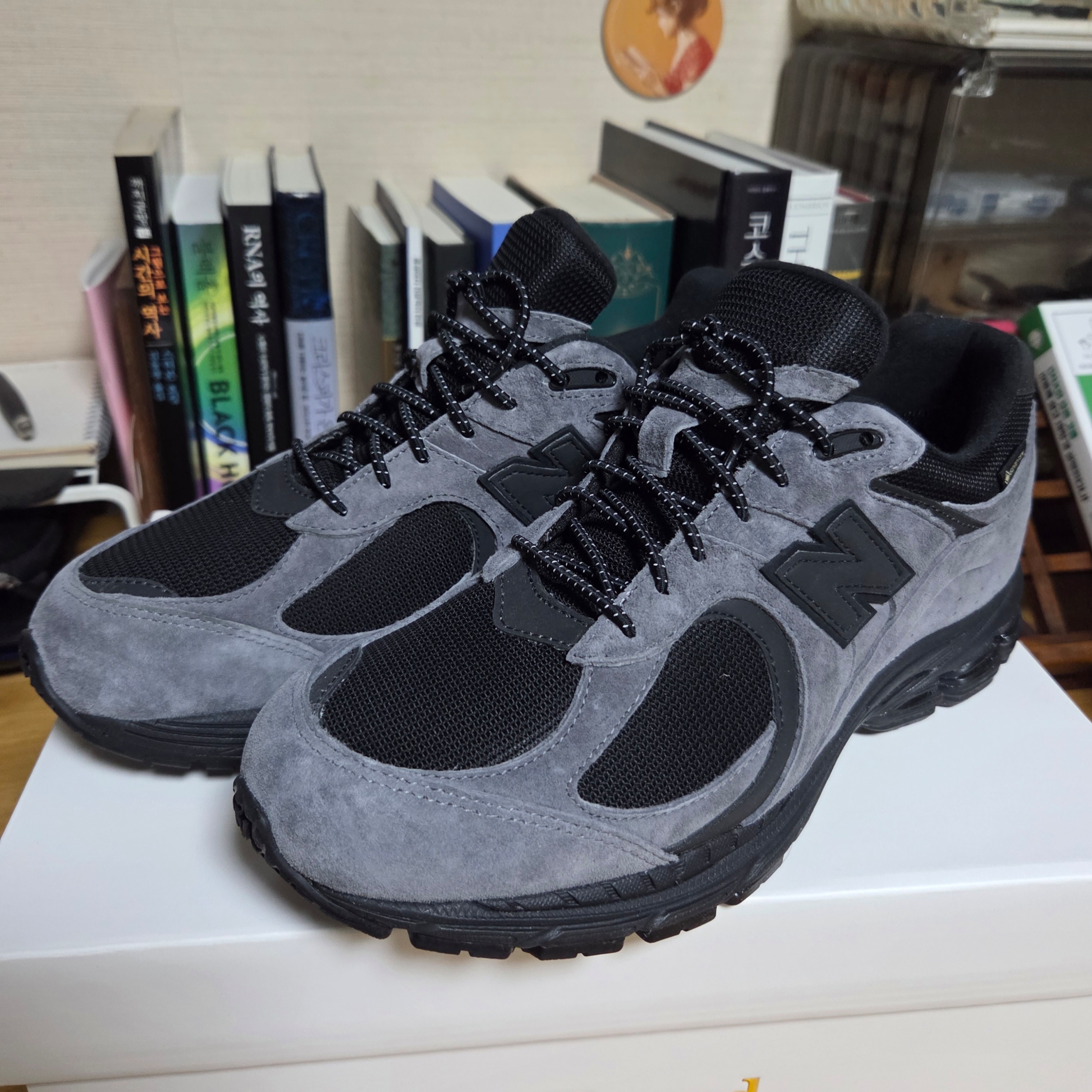 New Balance x JJJJound 2002R Gore-Tex Charcoal 착용 스타일 - 1