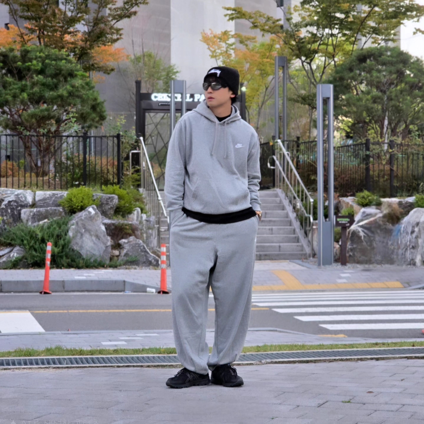 Stussy Big Stock Cuff Beanie Black, Nike NSW Club Fleece Pullover Hoodie Dark Grey Heather - Asia 착용 스타일 - 6