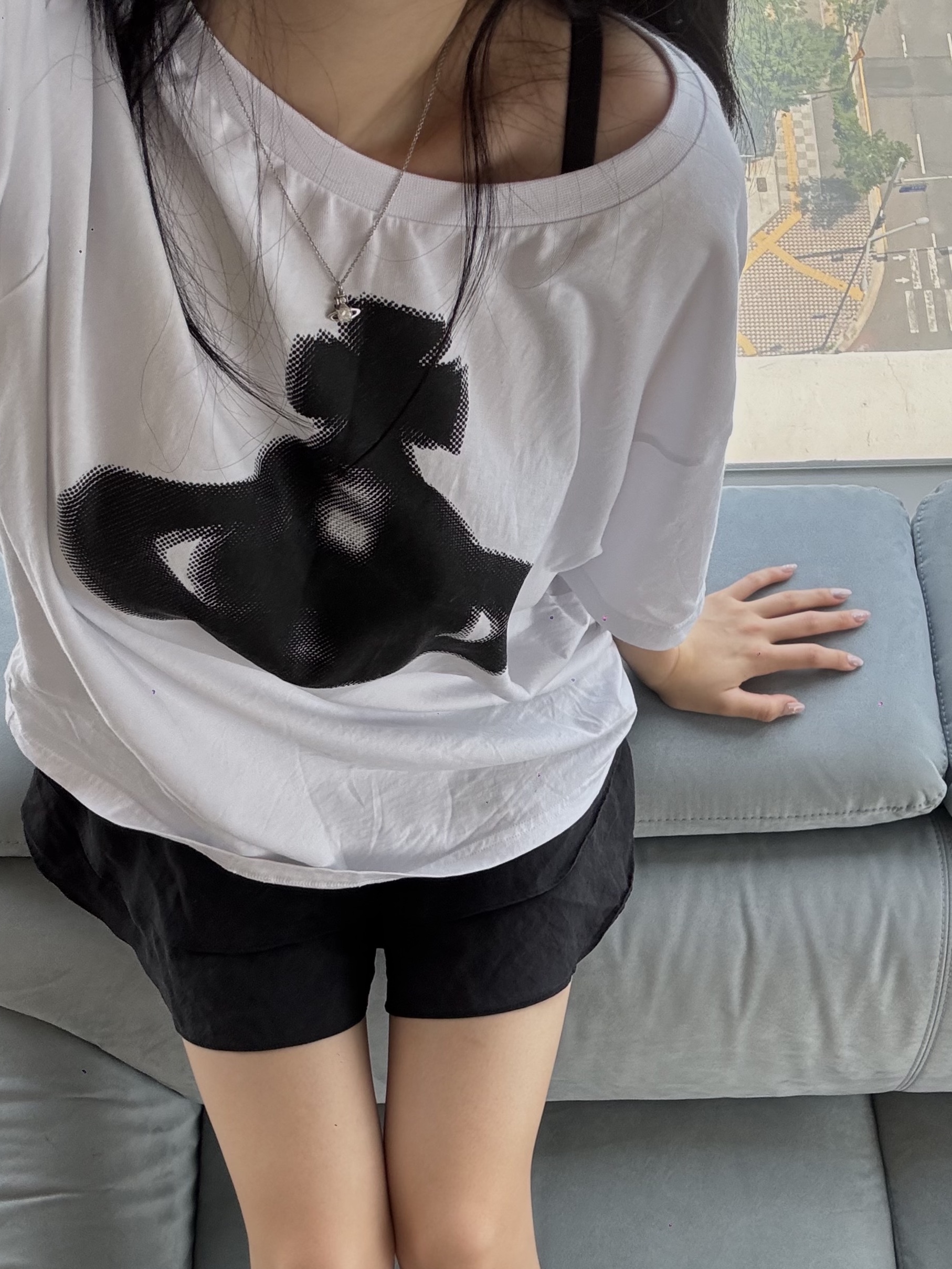 Vivienne Westwood Orb Classic T-Shirt White, Vivienne Westwood Reina Pendant Silver 착용 스타일 - 1