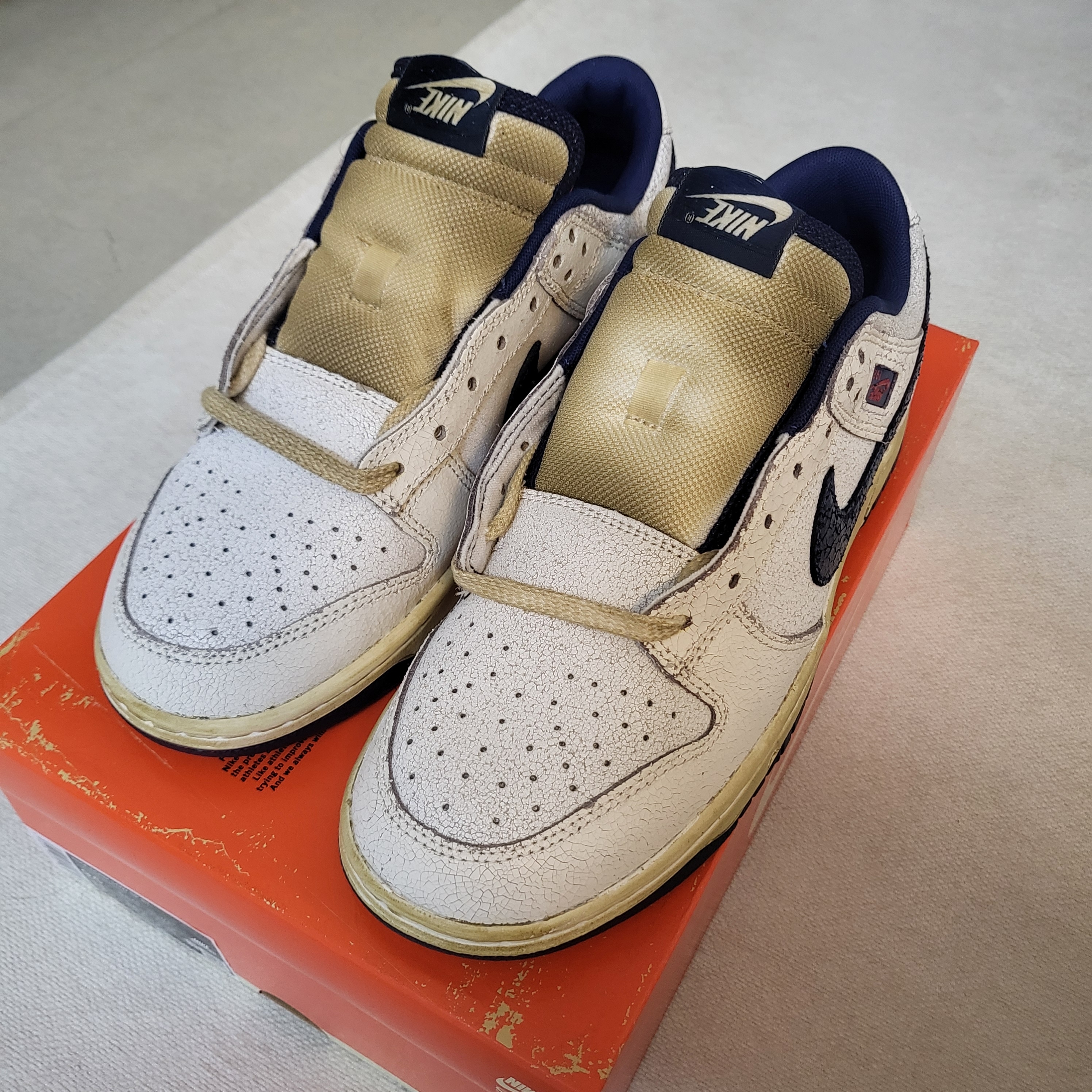 Nike x Stranger Things Dunk Low Phantom and Midnight Navy 착용 스타일 - 2