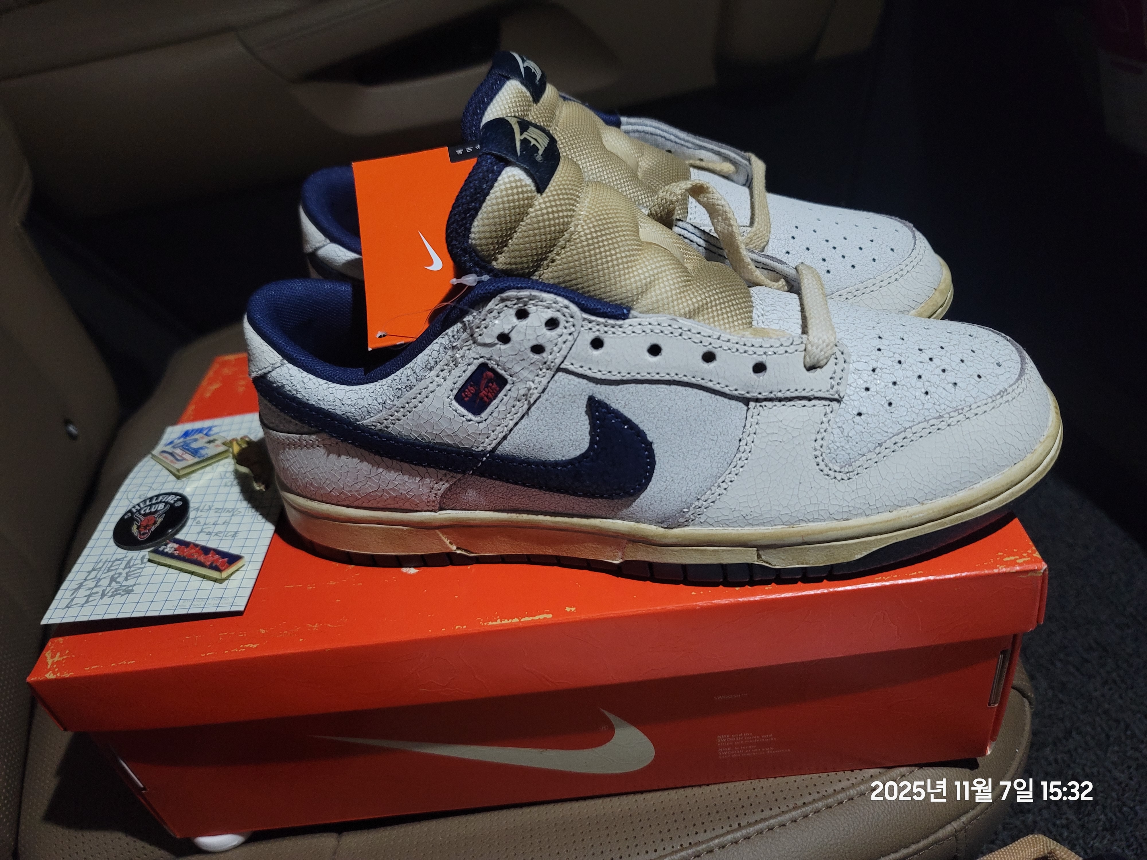 Nike x Stranger Things Dunk Low Phantom and Midnight Navy 착용 스타일 - 4