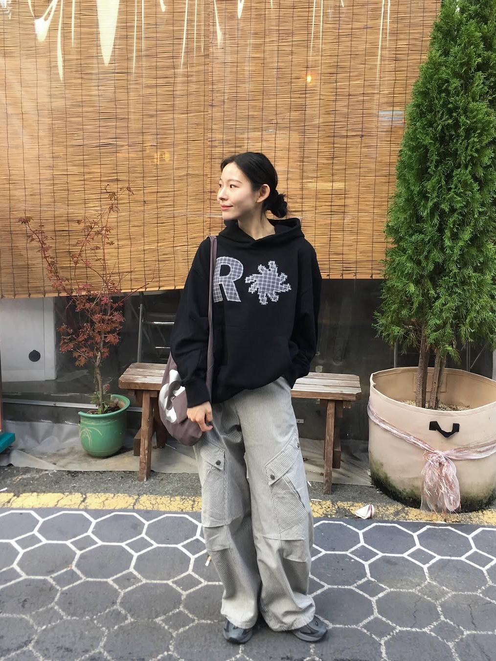 SLOW RECORD HOUSE Check Patch Hoodie Black 착용 스타일 - 5