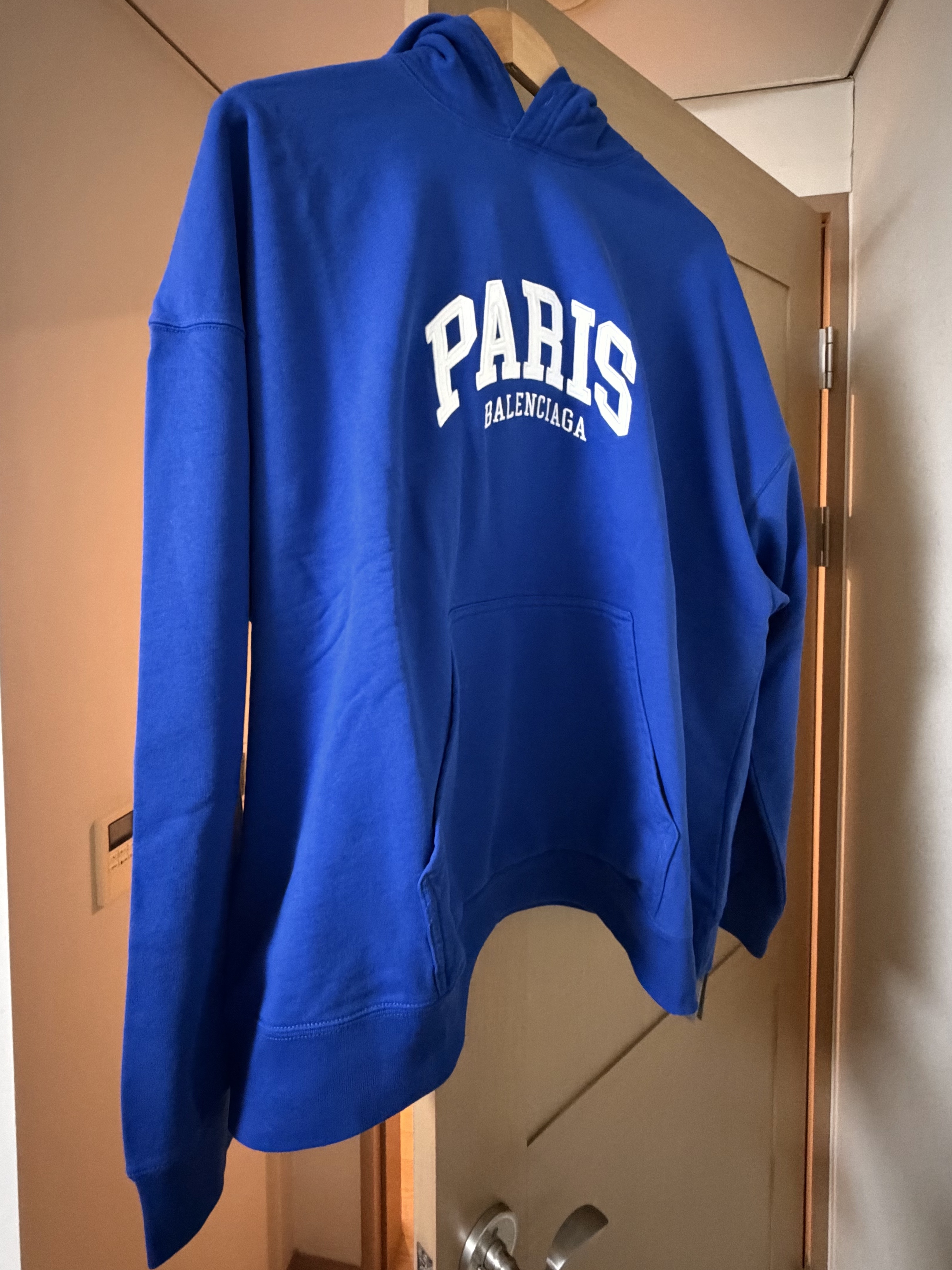 Balenciaga Cities Paris Wide Fit Hoodie White, Balenciaga Cities Paris Hoodie Wide Fit Black 착용 스타일