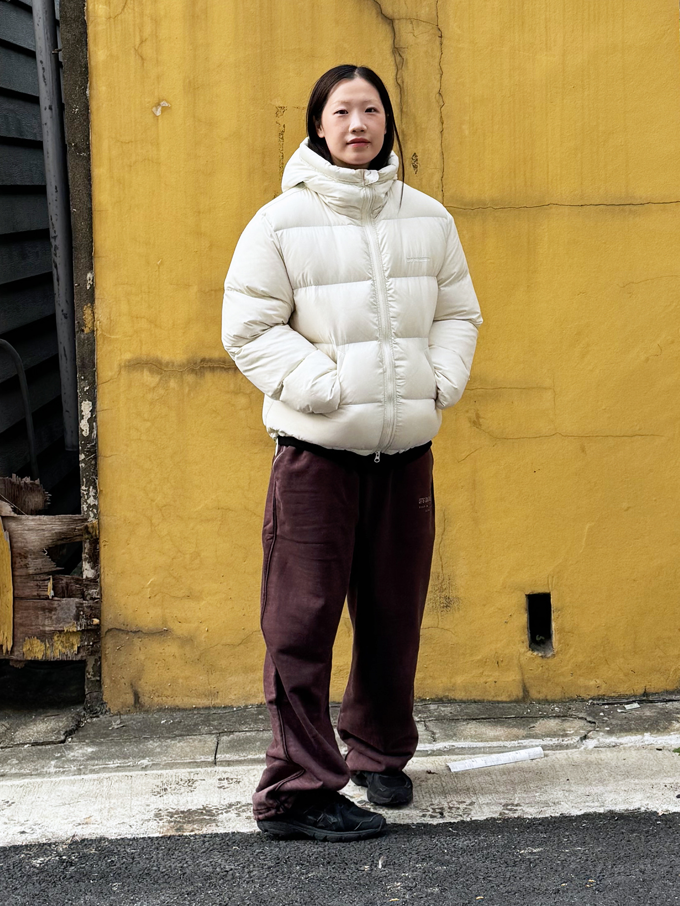 QT8 GARMENTS Duck Down Heavyweight Hoodie Jacket Cream, QT8 GARMENTS String Washed Sweatpants Black 착용 스타일 - 1