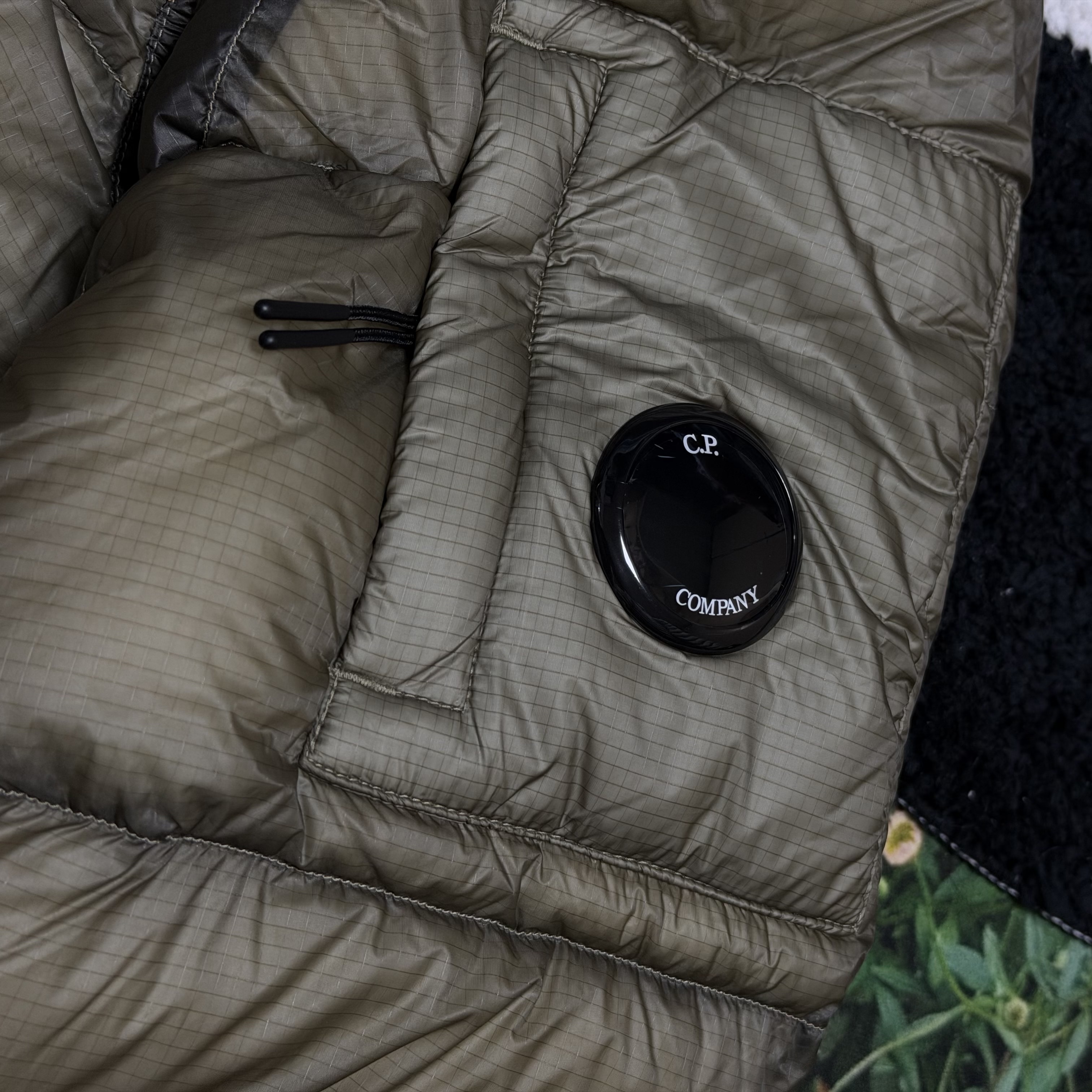 C.P. Company D.D. Shell Hooded Down Jacket Fungi Grey - 25FW 착용 스타일 - 2