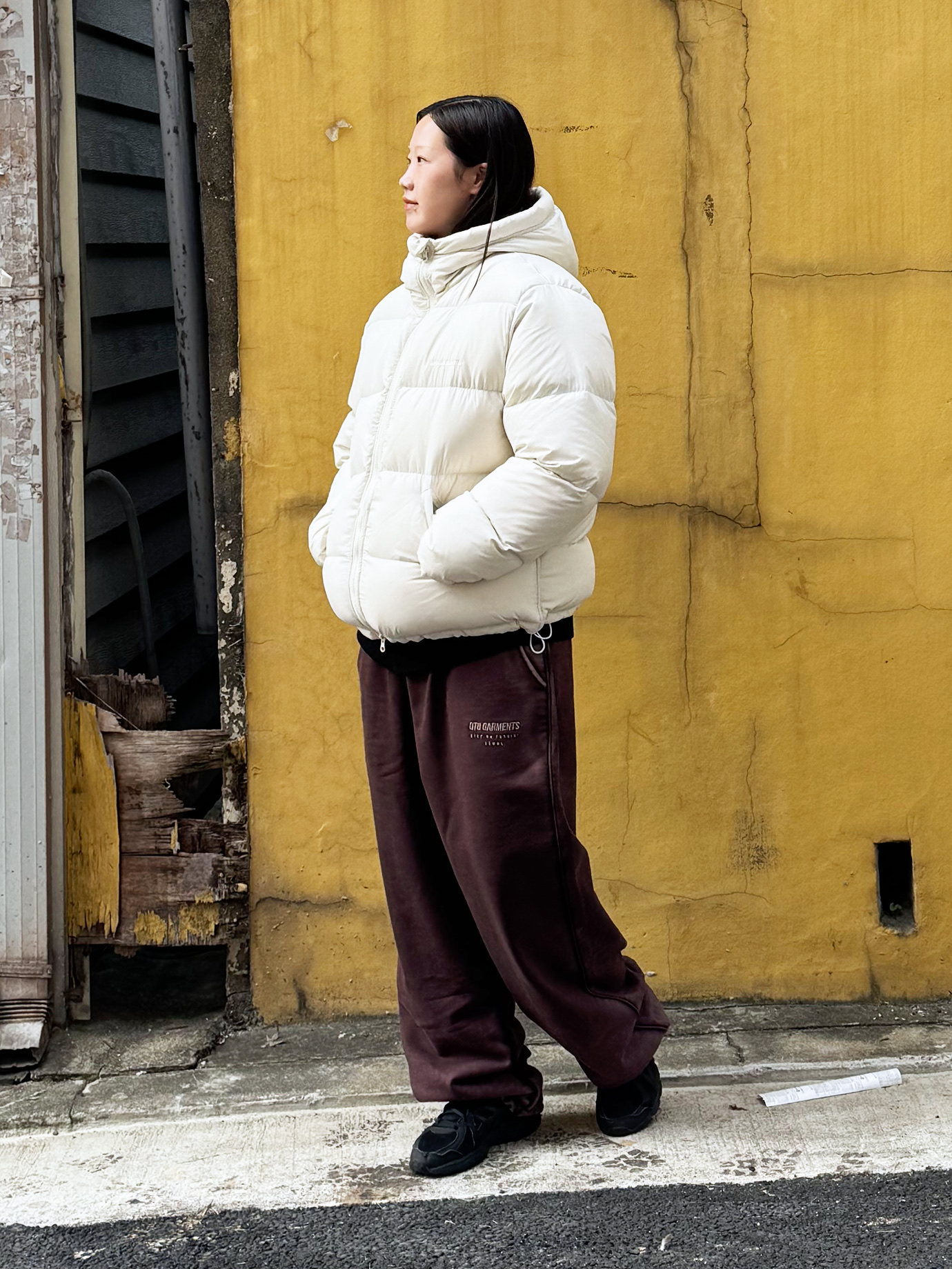 QT8 GARMENTS Duck Down Heavyweight Hoodie Jacket Cream, QT8 GARMENTS String Washed Sweatpants Black 착용 스타일 - 3