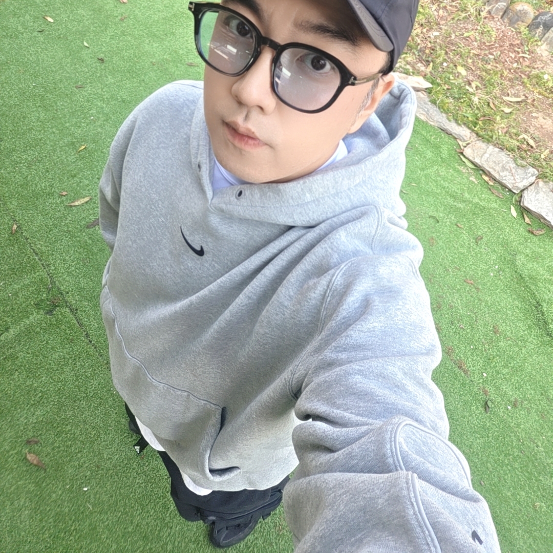 Nike x Drake Nocta Fleece Hoodie Dark Grey Heather (FN7659-063) 착용 스타일 - 3