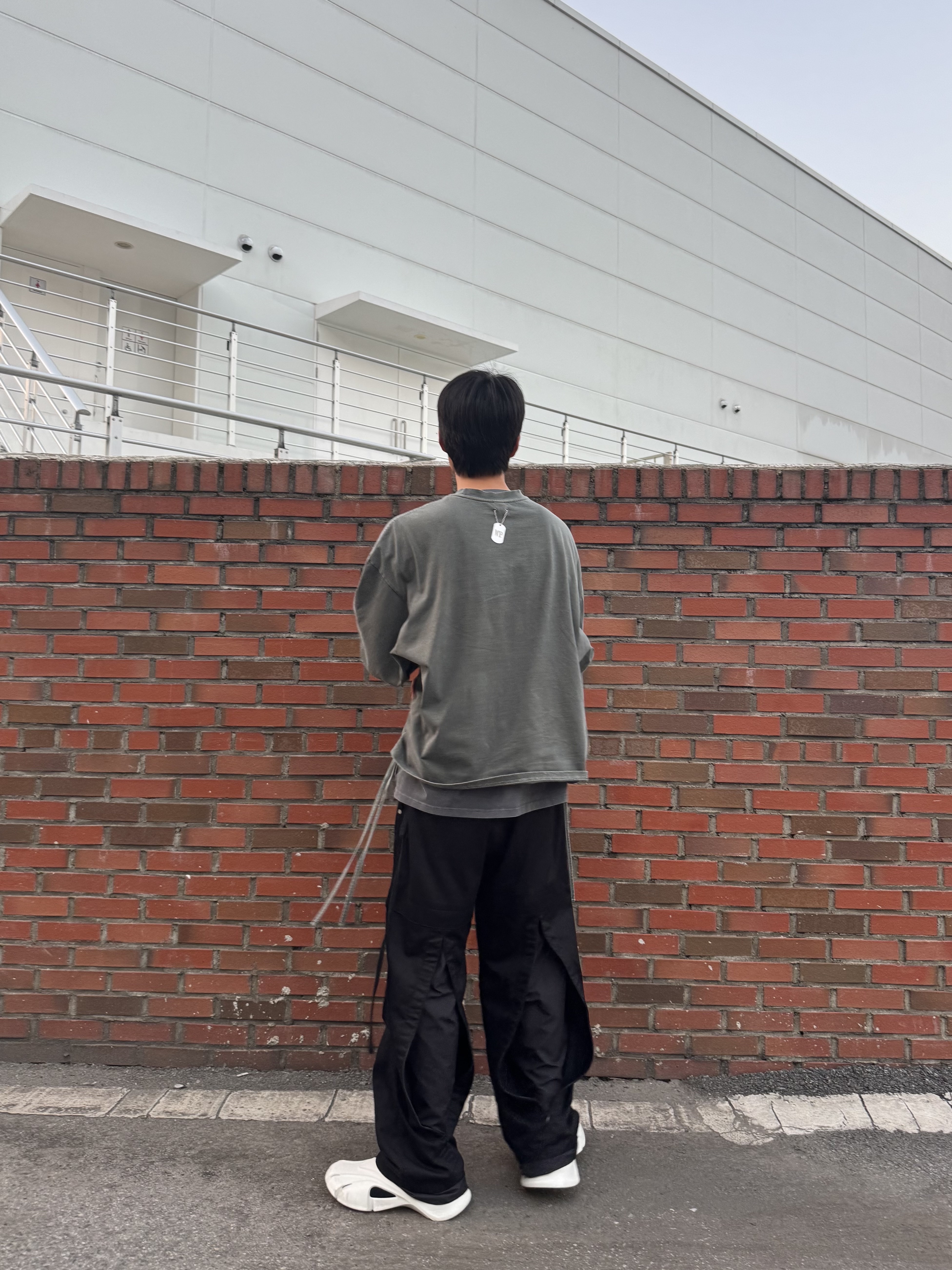 Balenciaga Rubber Mold Closed Beige, Wapworks Office Back Slit Pants Black 착용 스타일 - 2