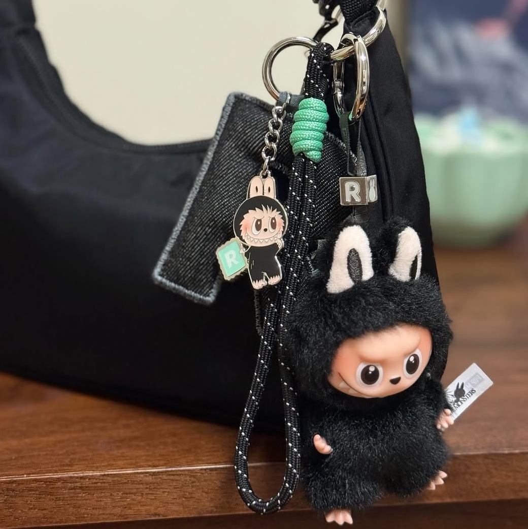 Pop Mart Labubu The Monsters Pin For Love Series Vinyl Plush Pendant (N-Z) R (Opened Case) 착용 스타일