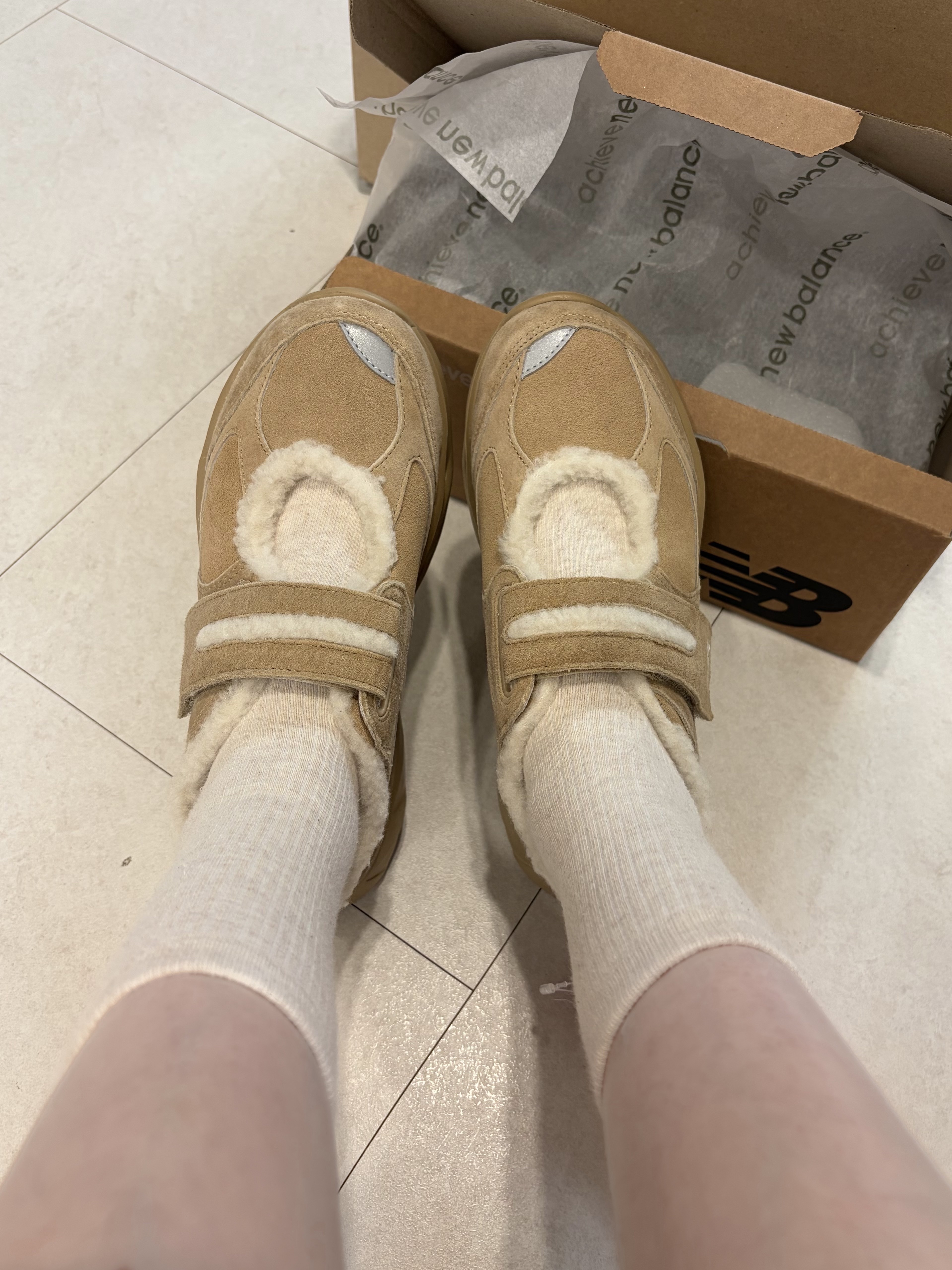 (W) New Balance Winter Breeze SD2205 Beige 착용 스타일 - 4