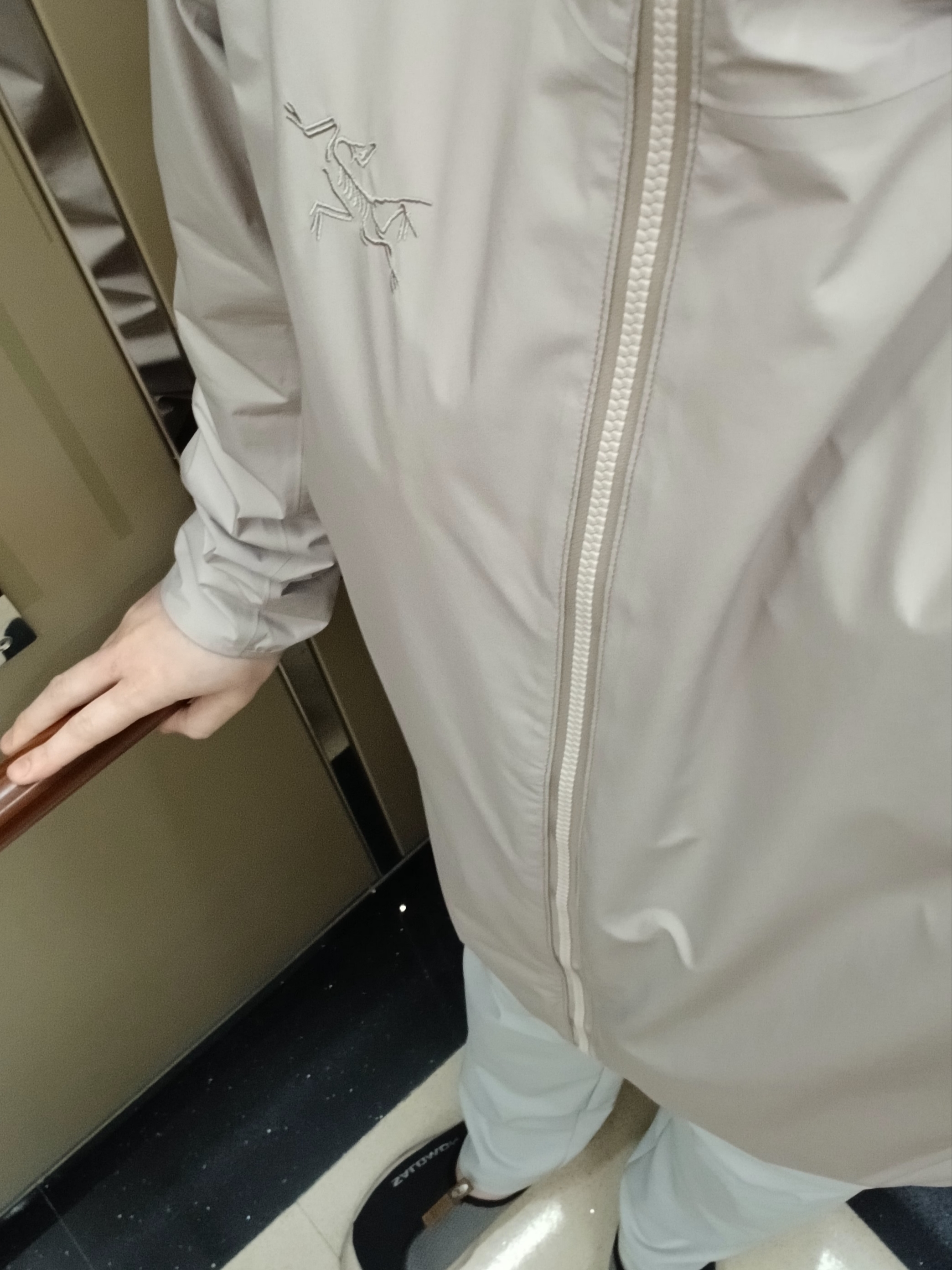 Arc'teryx Solano Hoody Rune, Arc'teryx Solano Hoody Black 착용 스타일 - 1