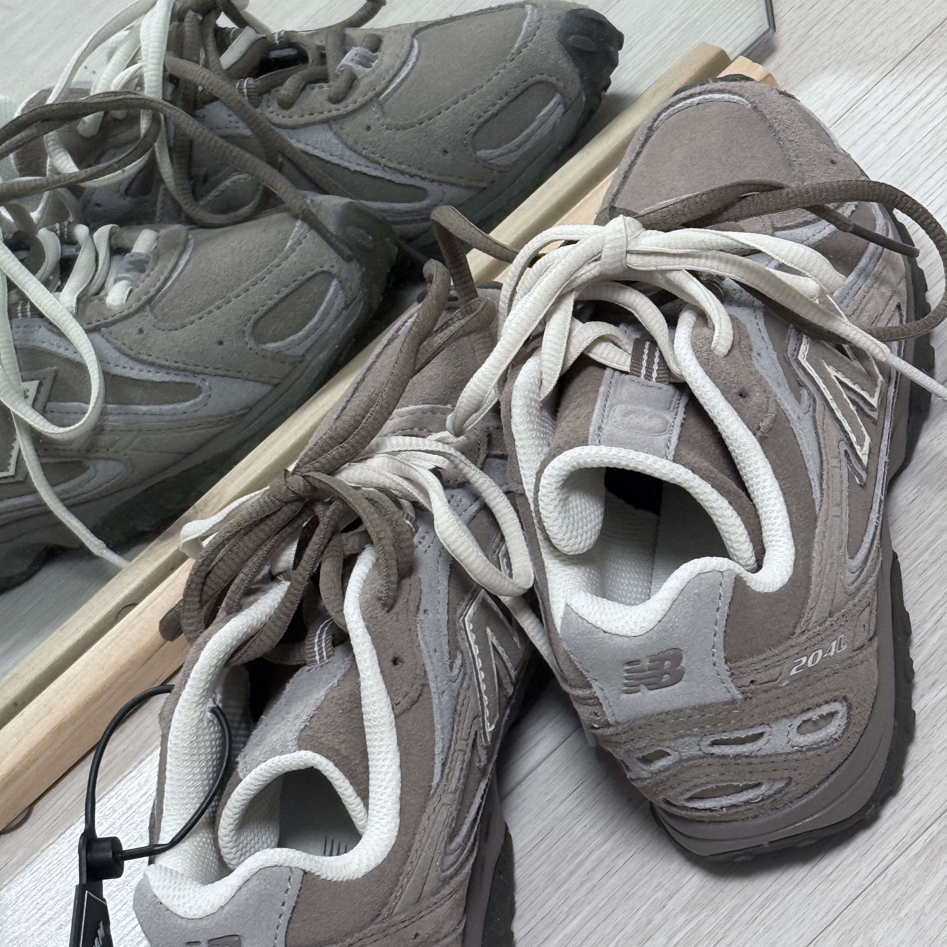 New Balance 204L Suede Mushroom Arid Stone 착용 스타일 - 1