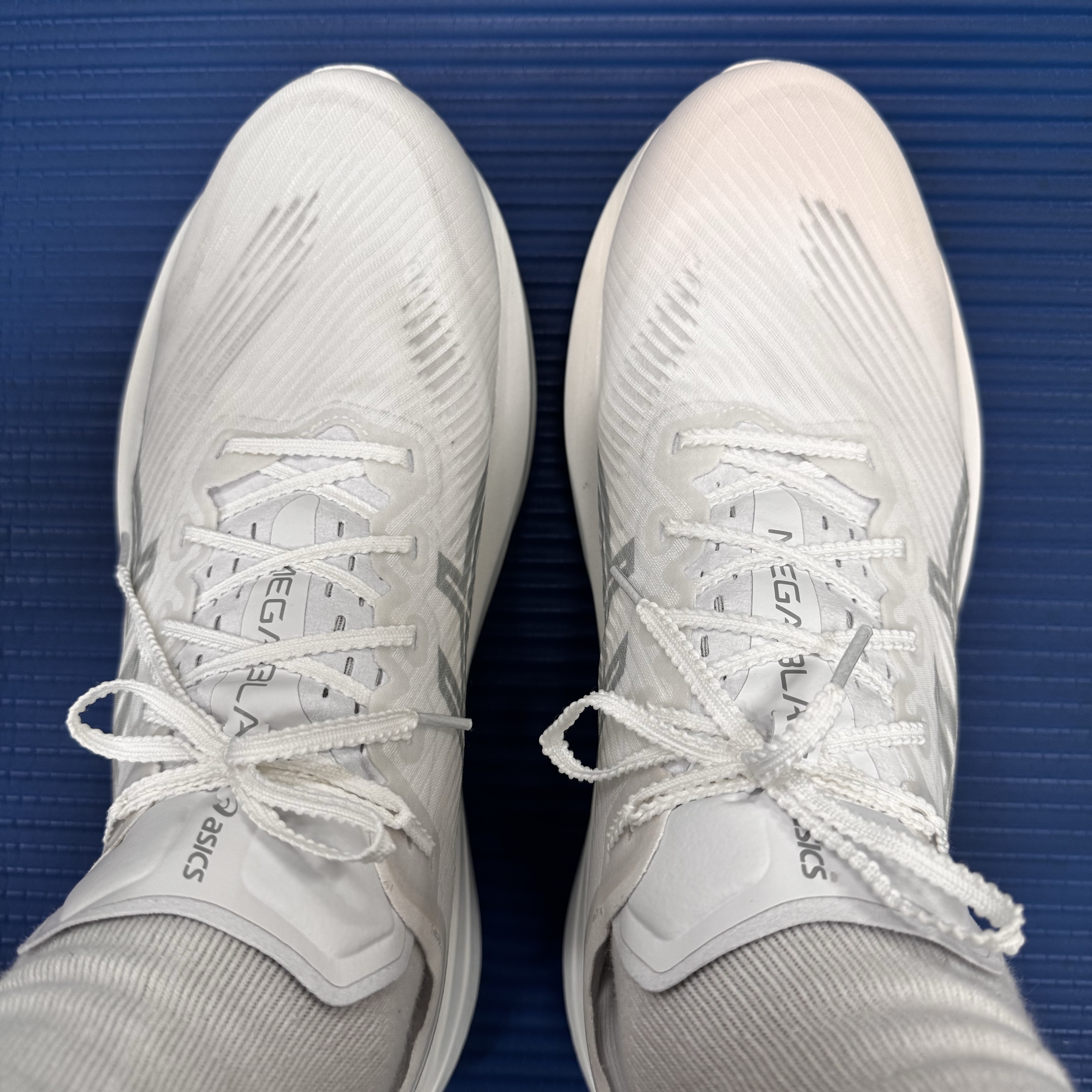 Asics Megablast White Piedmont Grey 착용 스타일 - 1