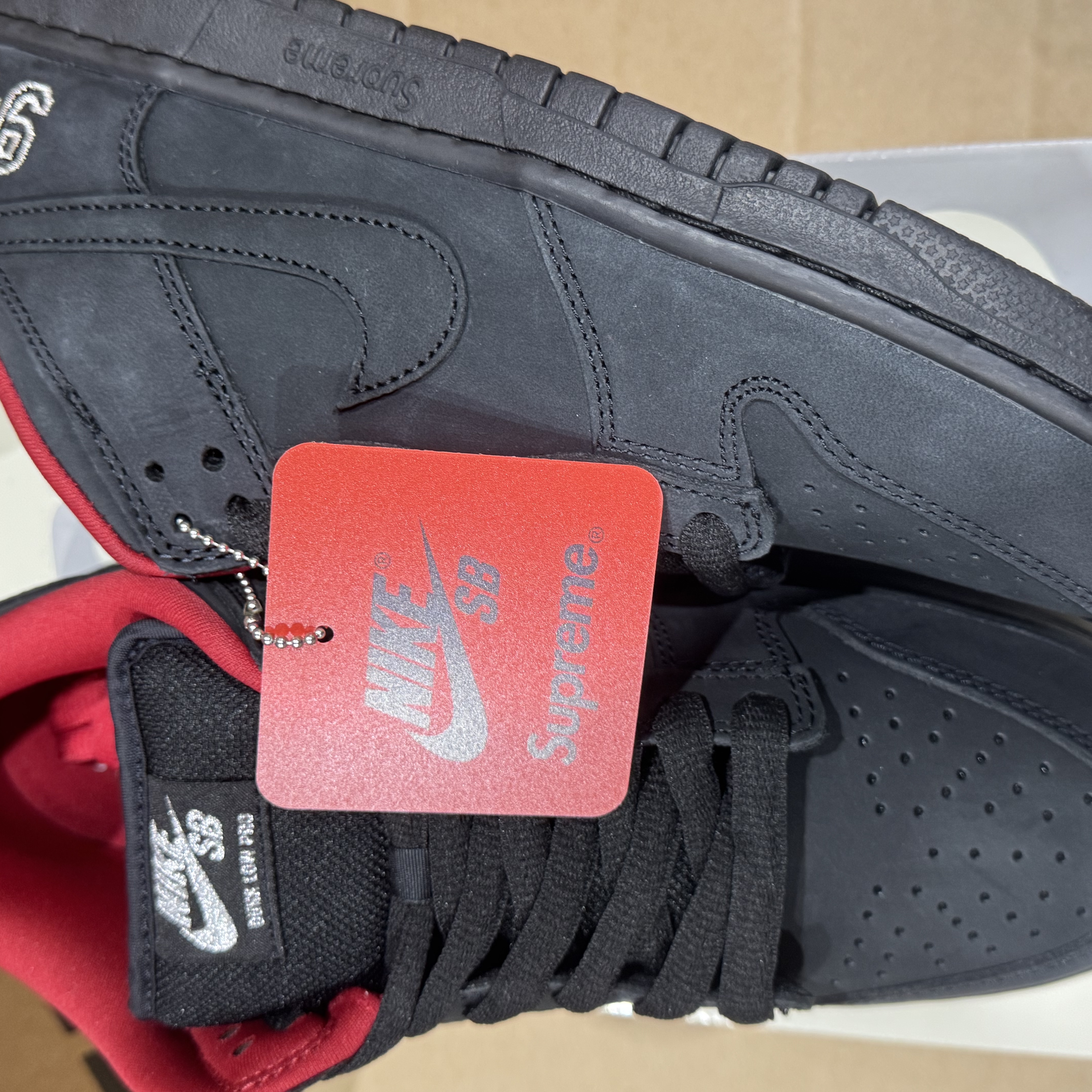 Nike x Supreme SB Dunk Low Black 착용 스타일
