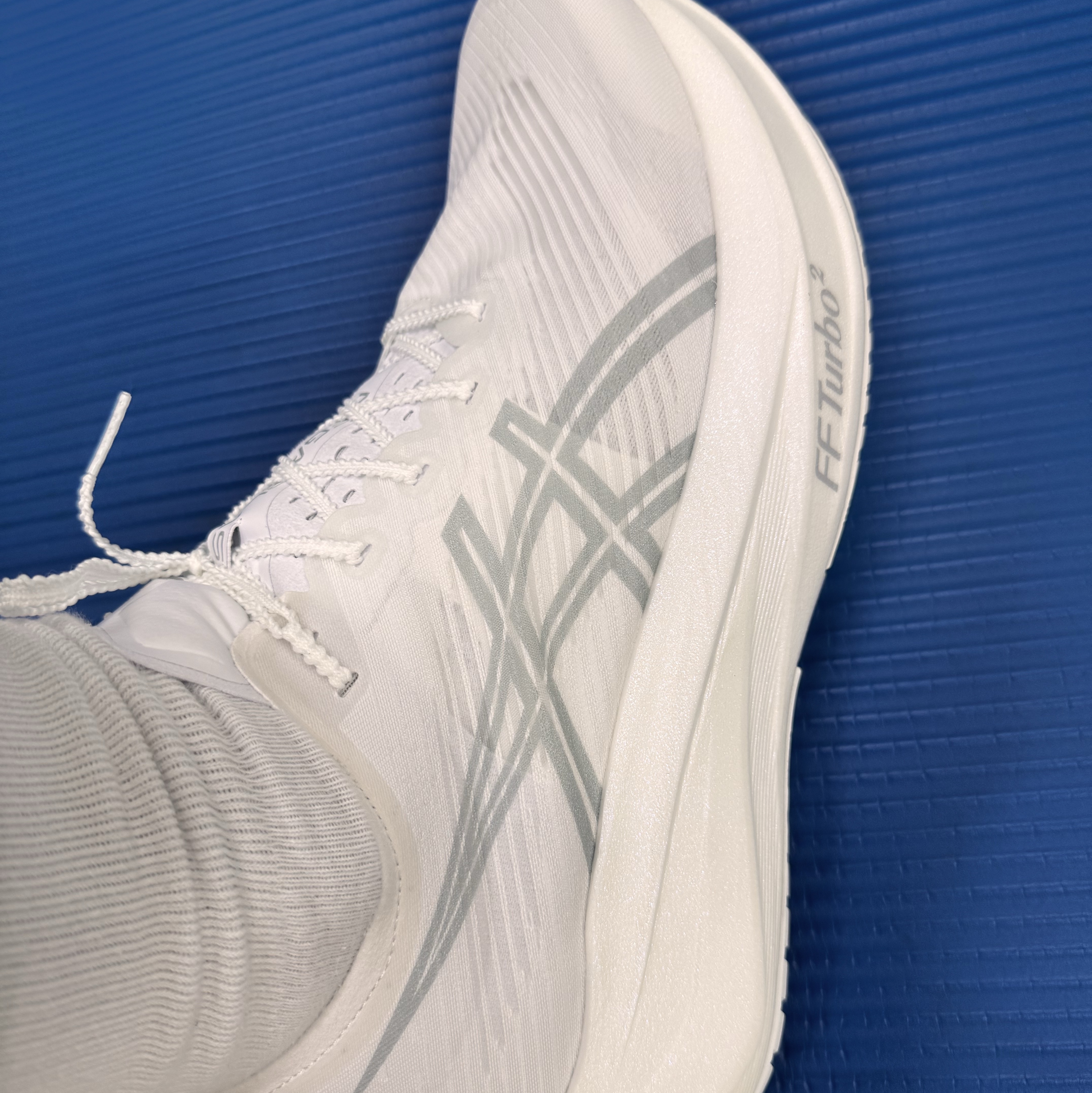 Asics Megablast White Piedmont Grey 착용 스타일 - 2
