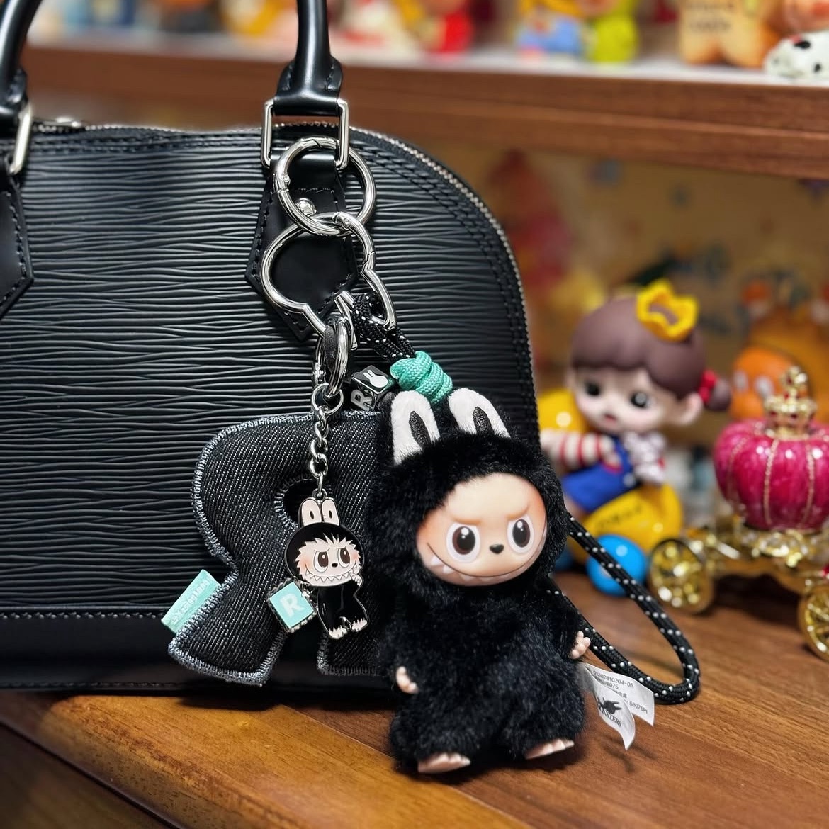 Pop Mart Labubu The Monsters Pin For Love Series Vinyl Plush Pendant (N-Z) R (Opened Case) 착용 스타일