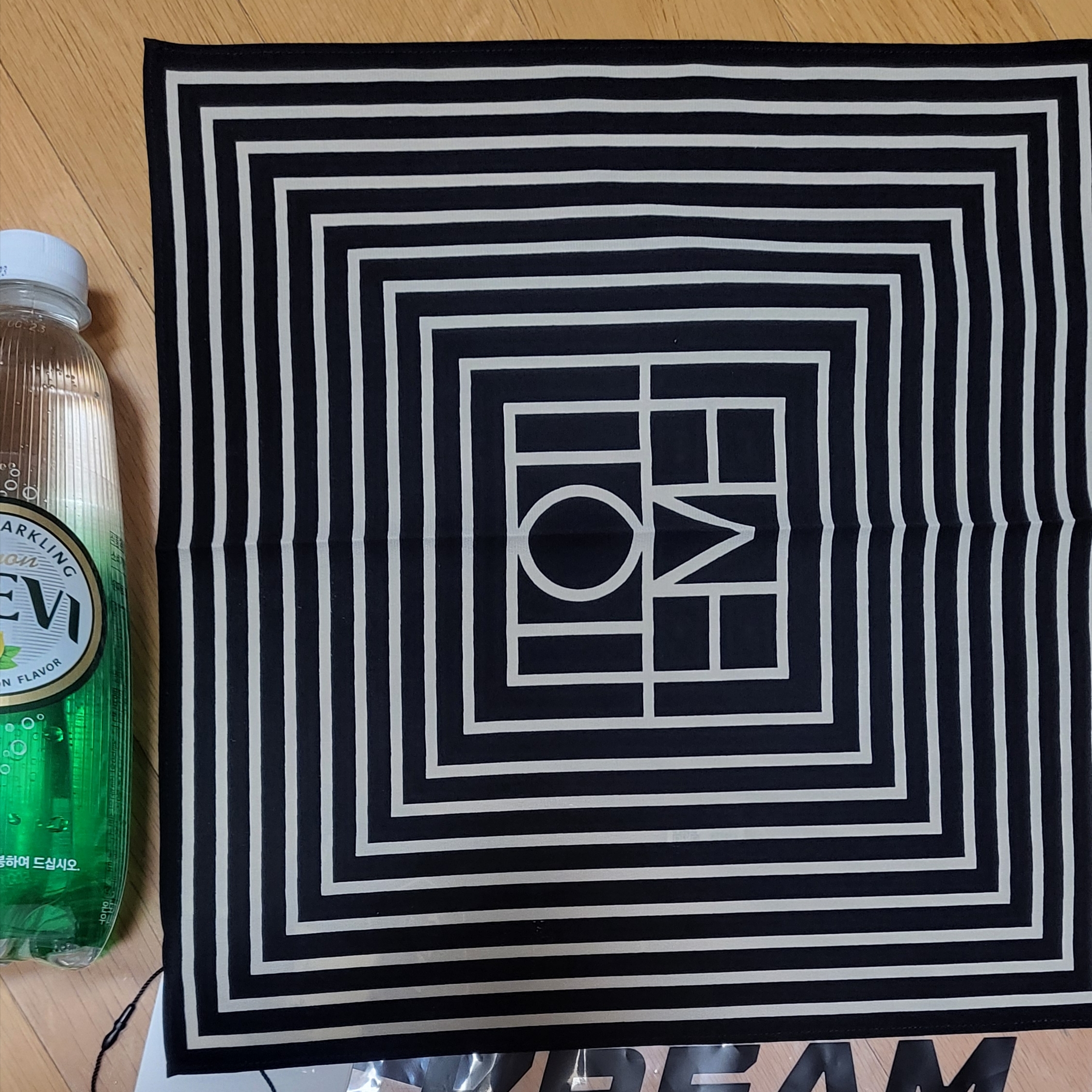 Toteme Signature Monogram Silk Pocket Scarf Black 착용 스타일
