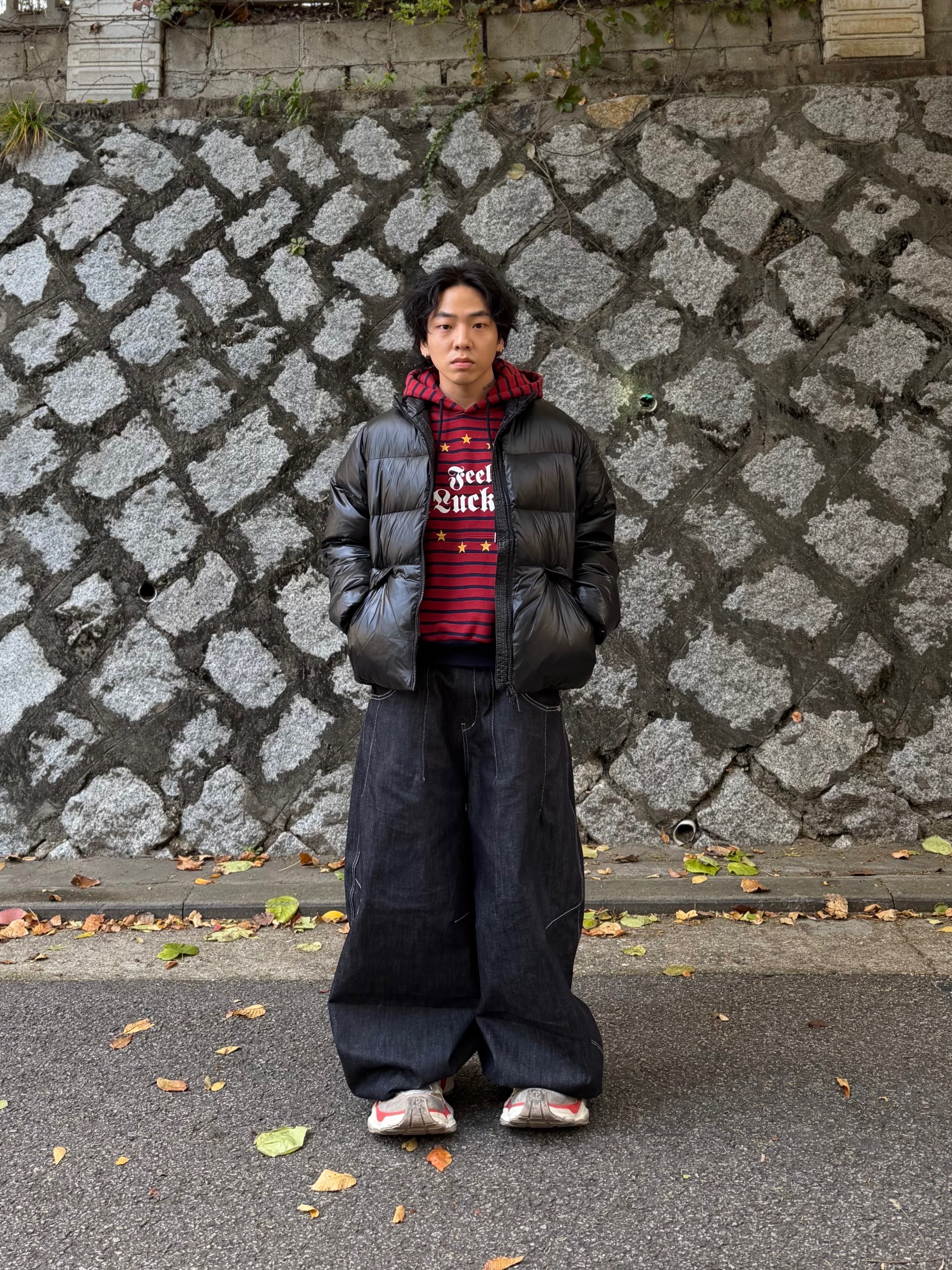 Balenciaga Cargo Sneakers Beige Grey Red 착용 스타일 - 1