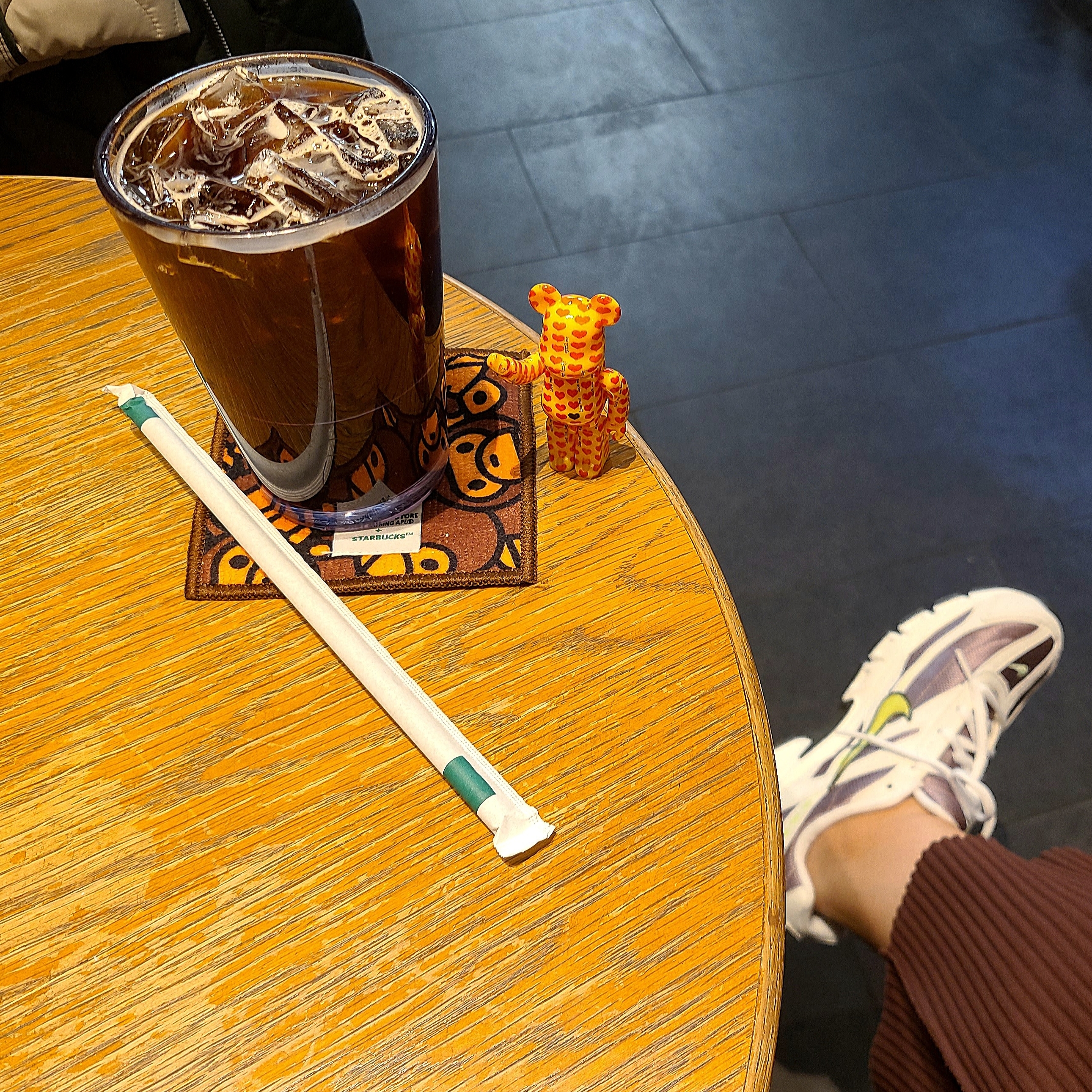 Bearbrick Yellow Heart 100% & 400% Set, Starbucks x BAPE Baby Milo Coaster 착용 스타일 - 1