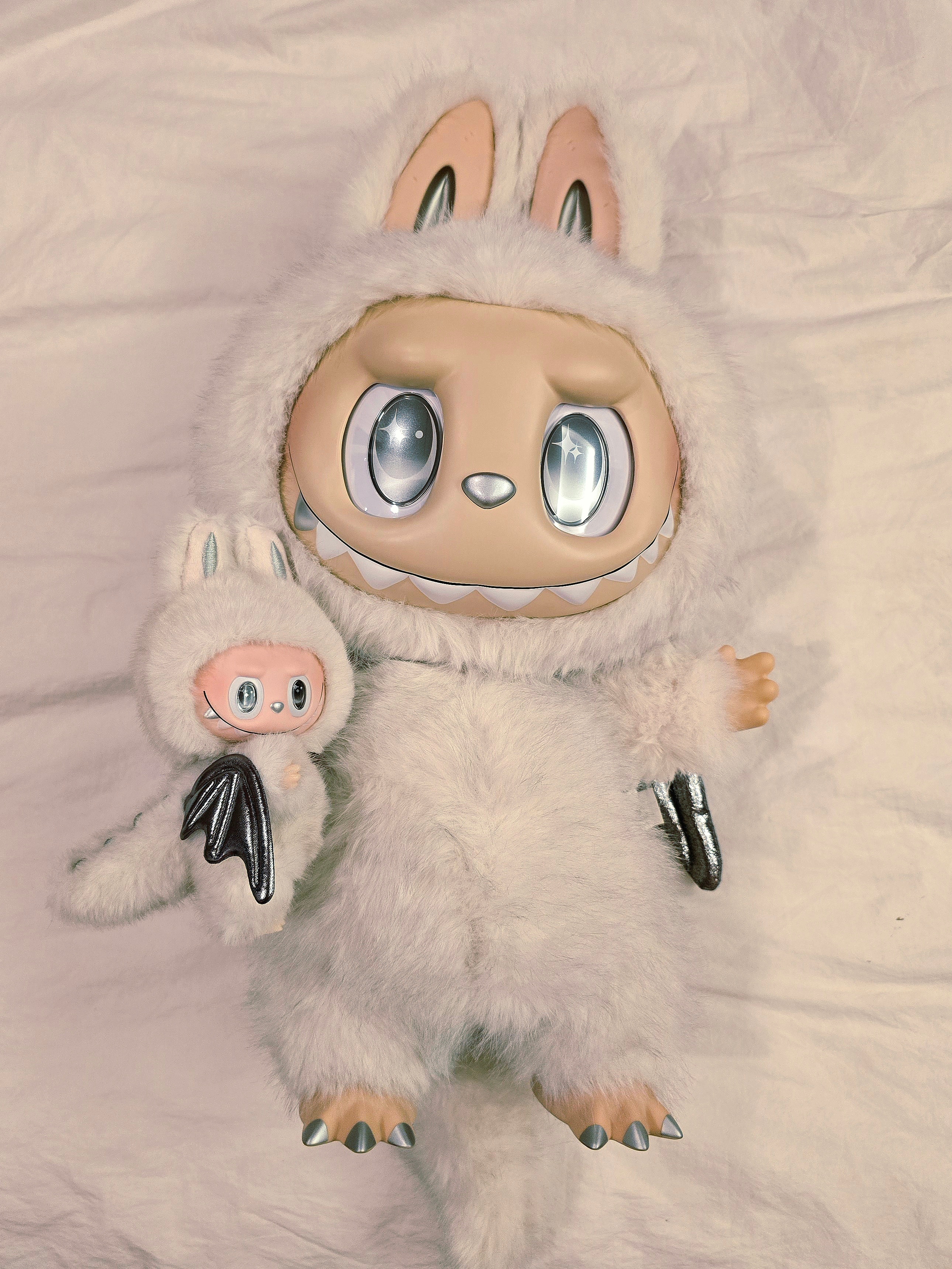 Pop Mart The Monsters Zimomo Angel In Clouds Vinyl Face Doll, Pop Mart The Monsters Labubu Tasty Macarons Series Sealed Case (6 Blind Boxes) 착용 스타일