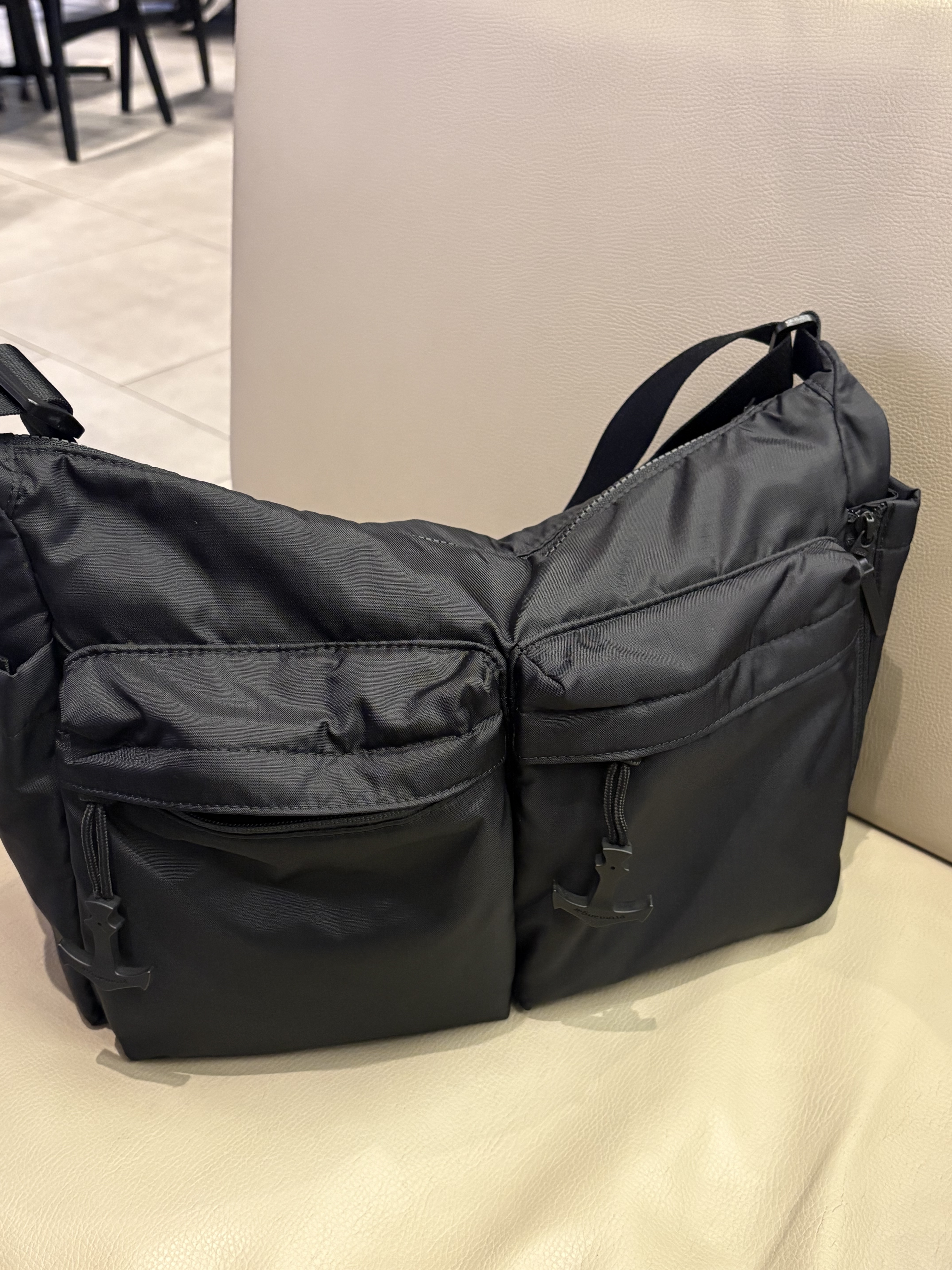 Uniqlo Multi Pocket Shoulder Bag Black 착용 스타일 - 1