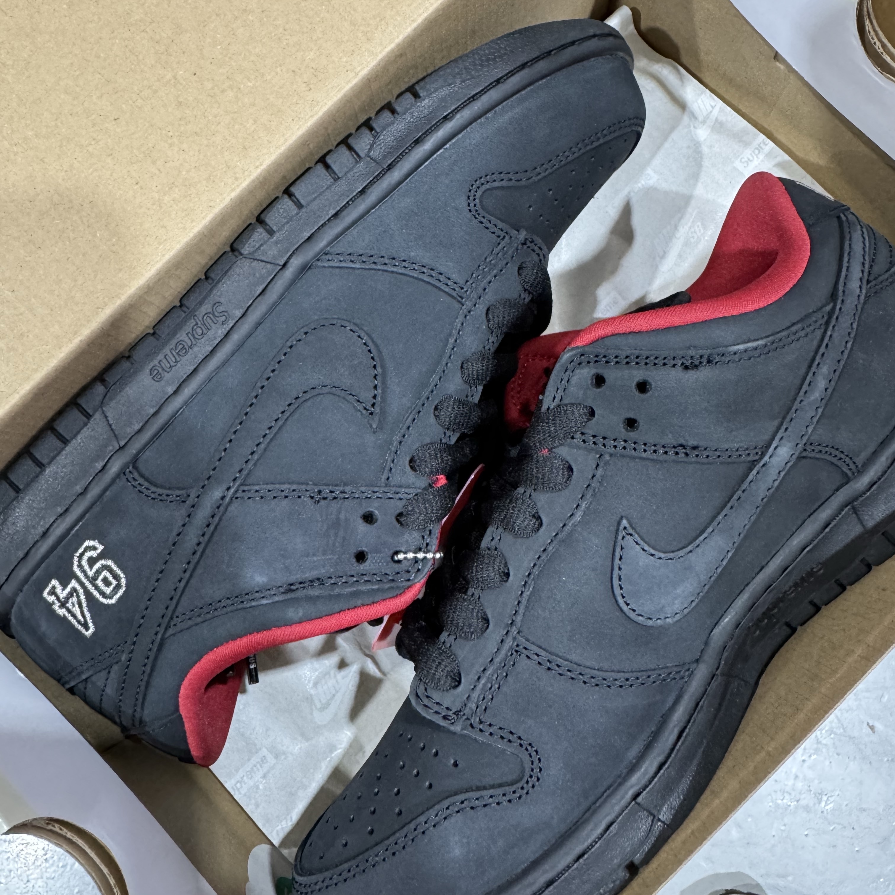 Nike x Supreme SB Dunk Low Black 착용 스타일