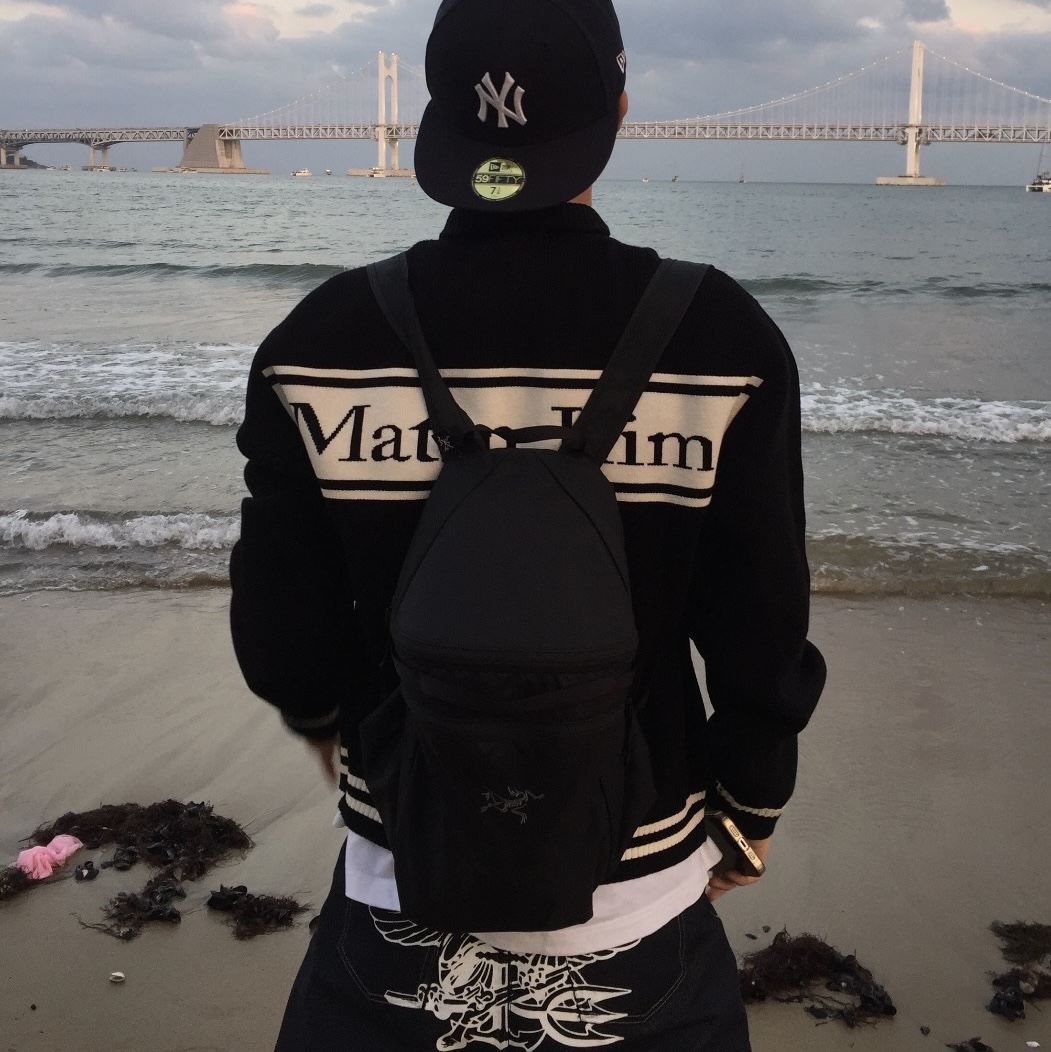 Matin Kim Spell Point Stripe Knit Cardigan Black, Arc'teryx Heliad 15 Backpack Black 착용 스타일 - 2