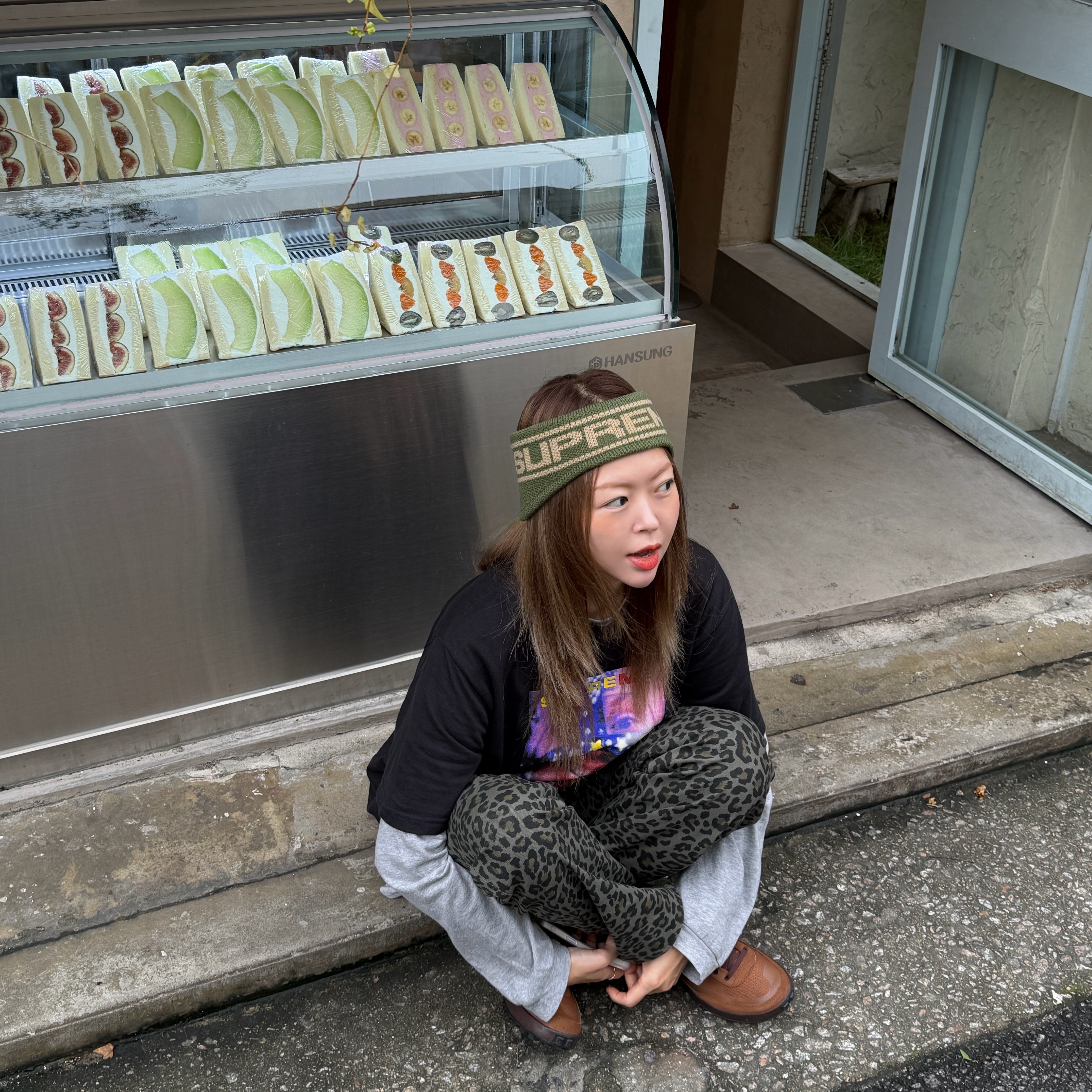 Supreme x Hysteric Glamour Headcase T-Shirt Black - 24FW, Supreme Contrast Logo Headband Olive - 25FW 착용 스타일 - 2