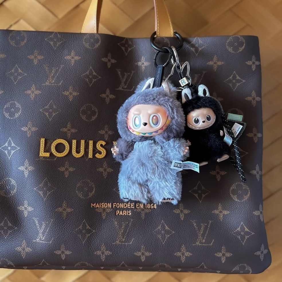 Pop Mart Labubu The Monsters Pin For Love Series Vinyl Plush Pendant (N-Z) R (Opened Case), Pop Mart Labubu The Monsters Highlight Series ID Keyring (Opened Case) 착용 스타일