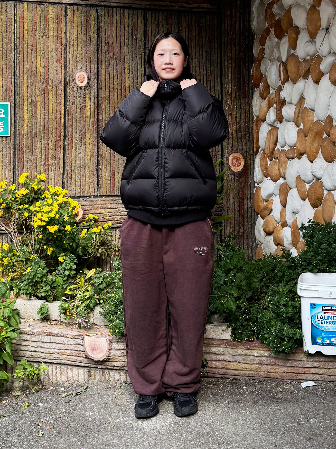 QT8 GARMENTS Duck Down Heavyweight Hoodie Jacket Black, QT8 GARMENTS String Washed Sweatpants Black 착용 스타일 - 1
